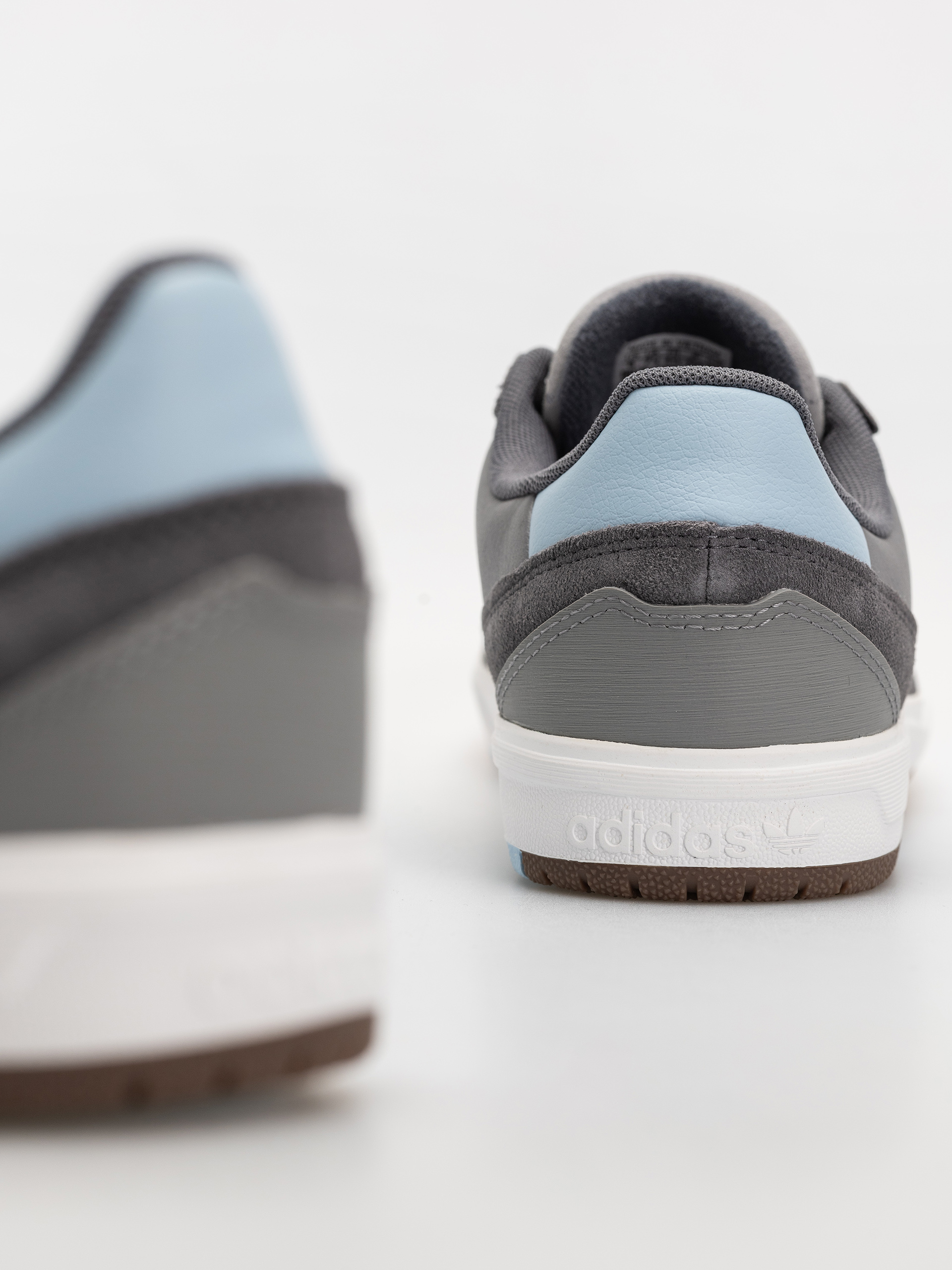 Обувки adidas Tyshawn II (grefiv/clesky/ftwwht)