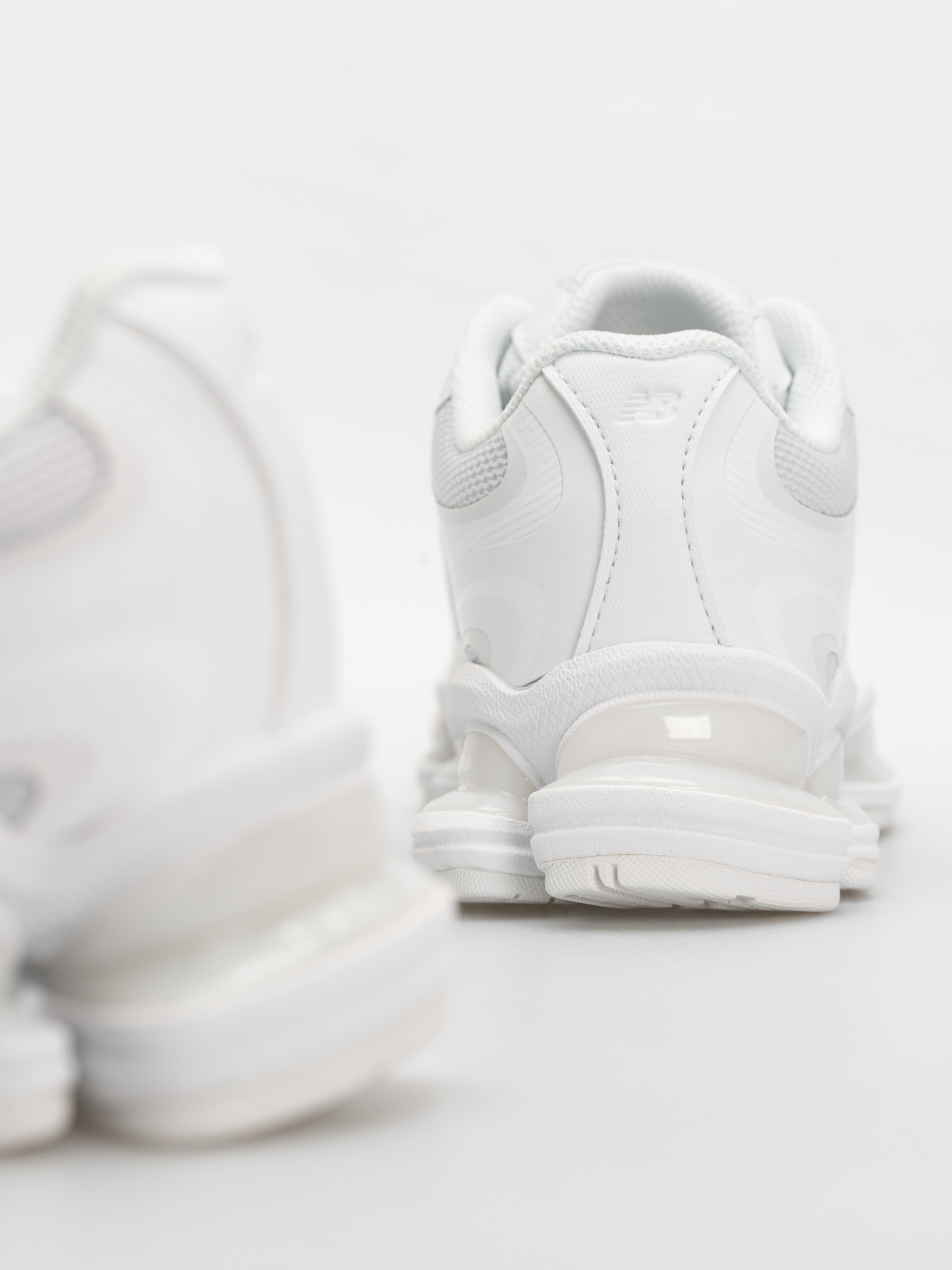 Обувки New Balance 2000 (white/white/black)