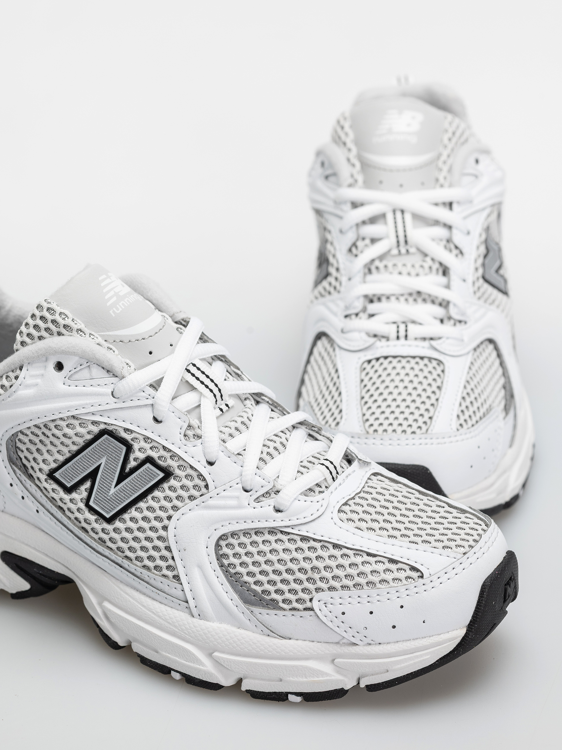 Обувки New Balance 530 (white/silver metallic/black)