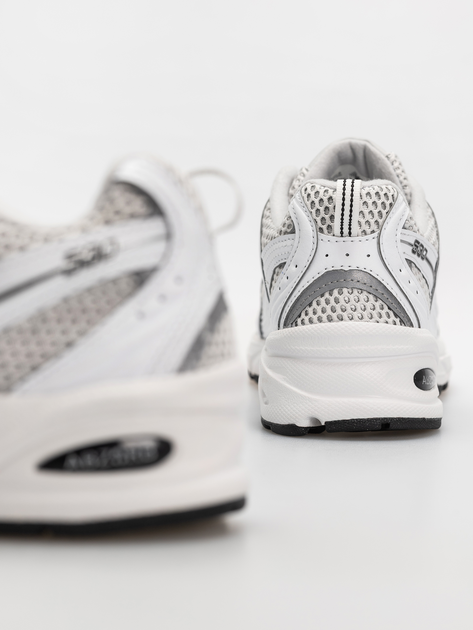 Обувки New Balance 530 (white/silver metallic/black)