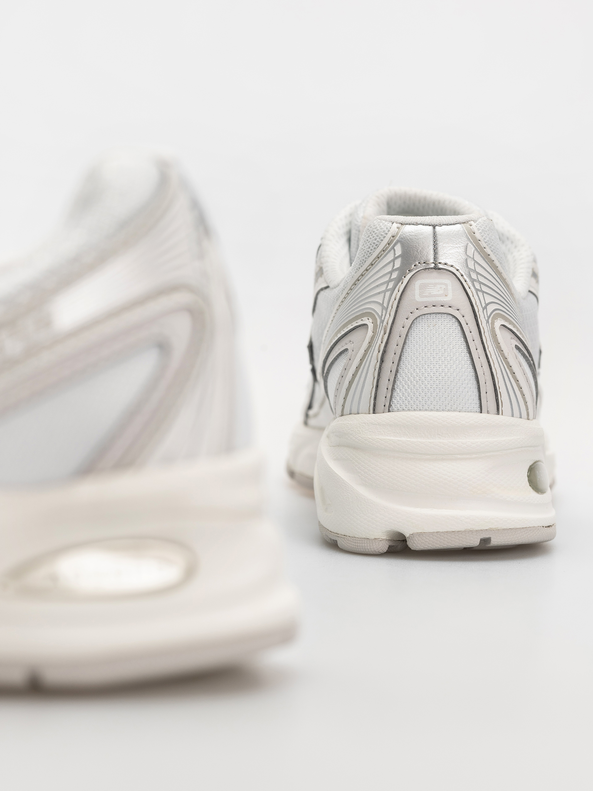 Обувки New Balance 740 (white/silver metallic)