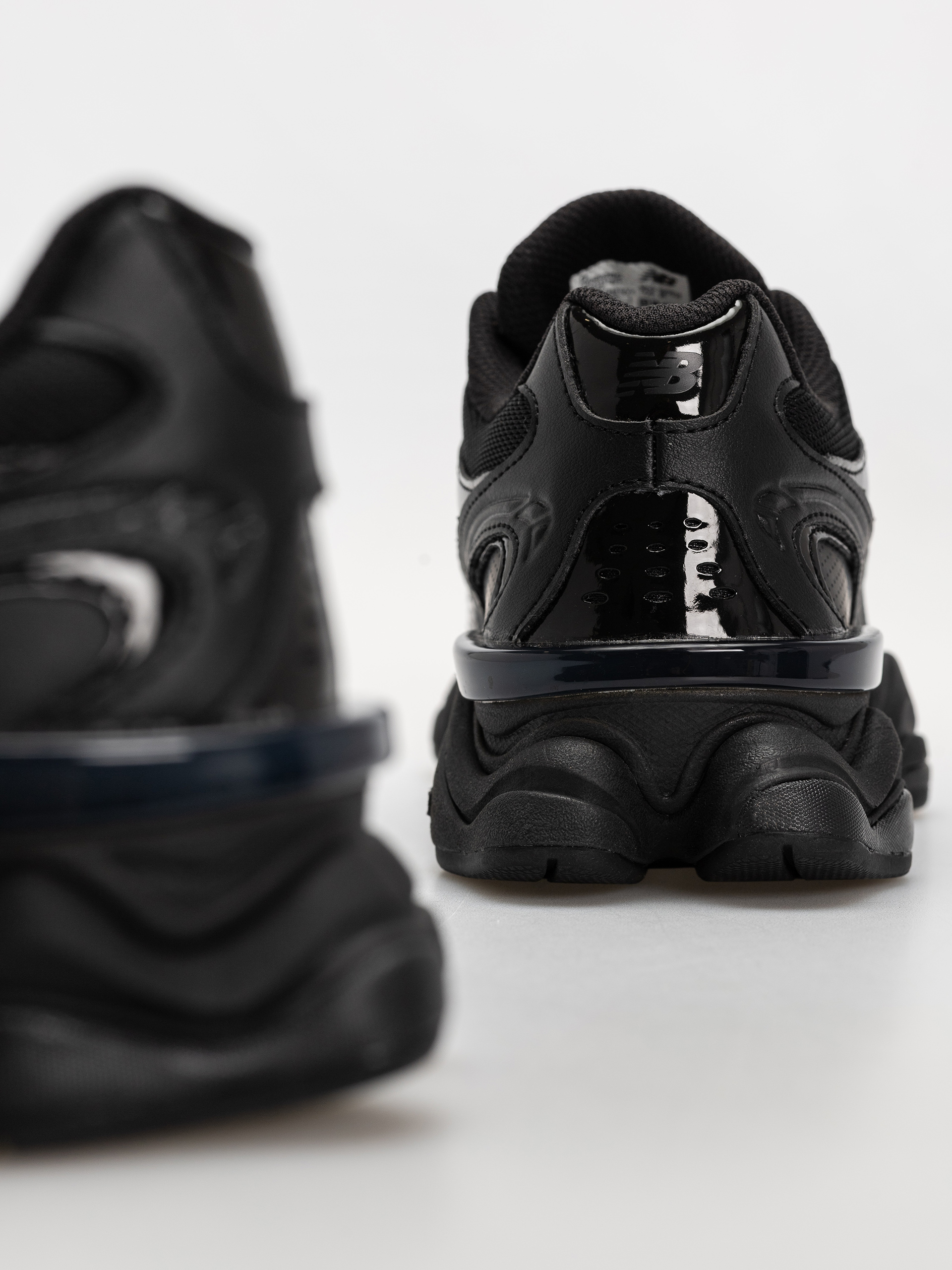 Обувки New Balance 9060 (black/black)