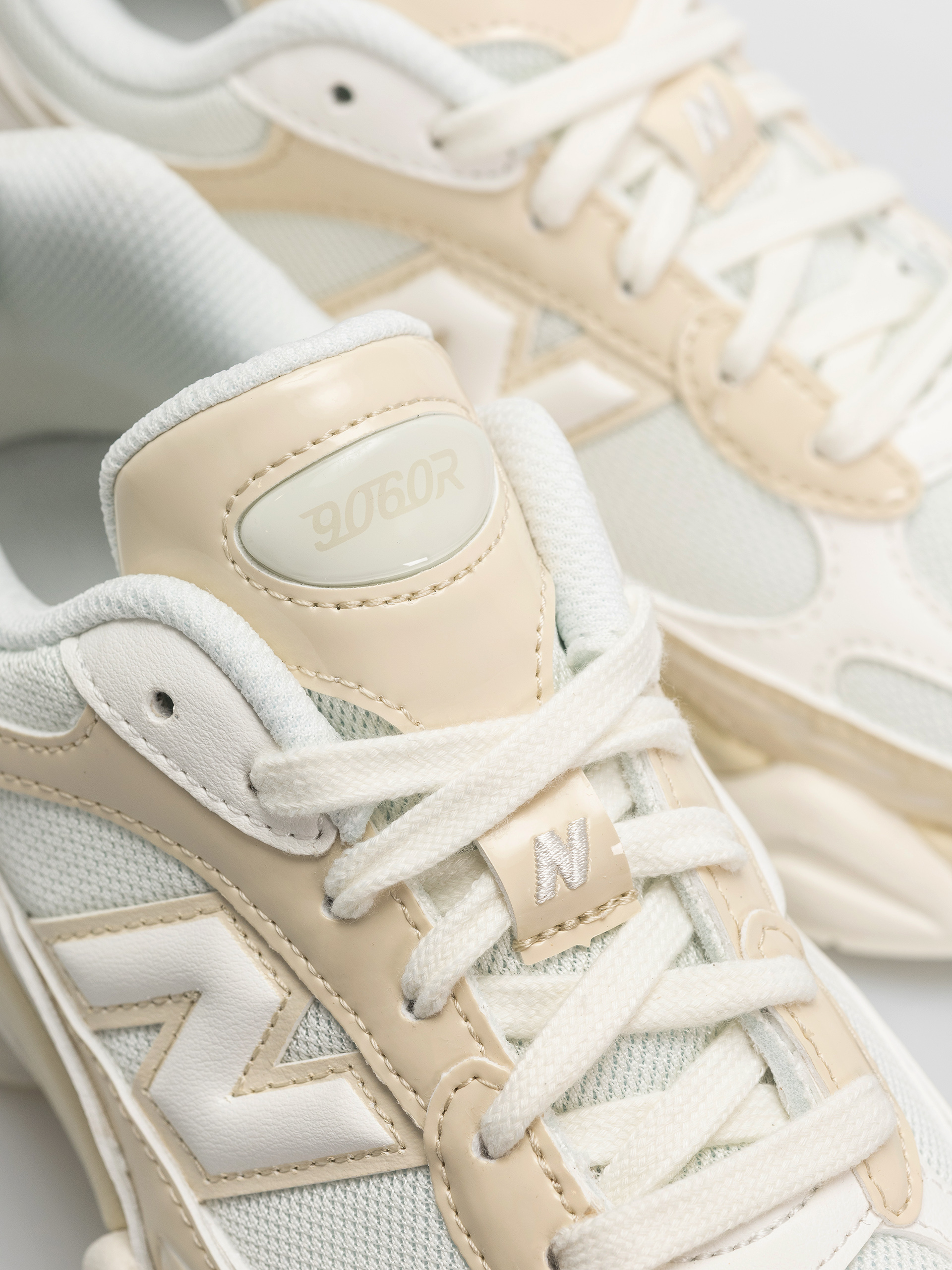 Обувки New Balance 9060 (bone/sea salt)