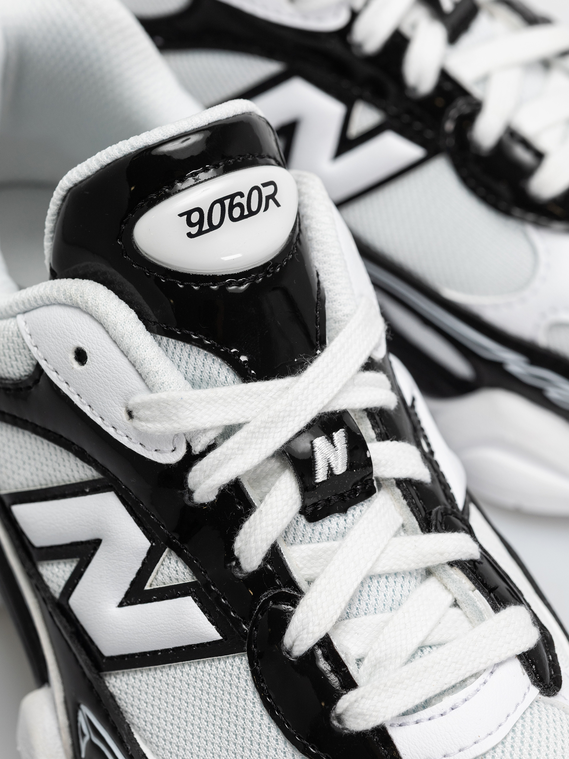 Обувки New Balance 9060 (black/white)