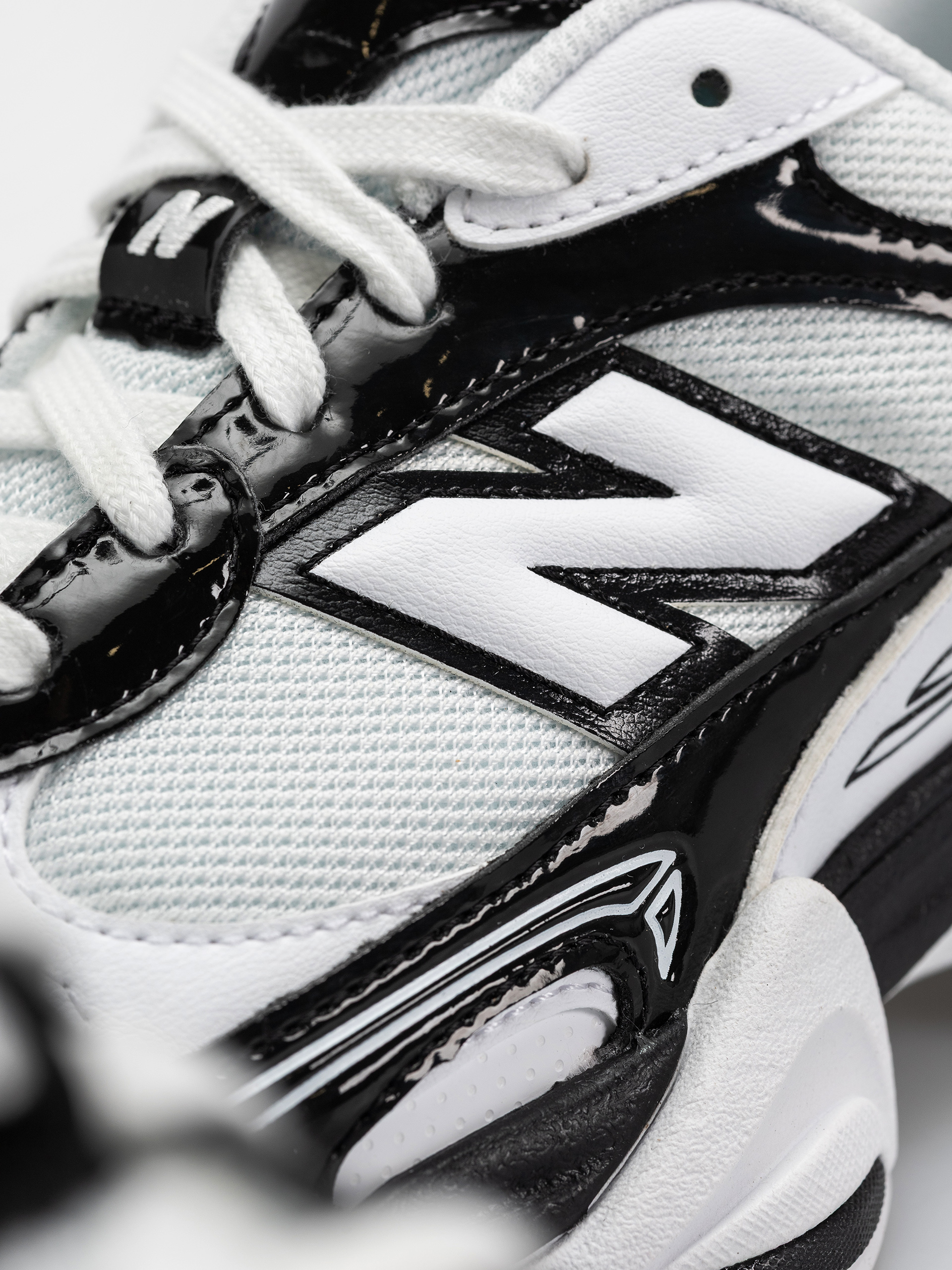 Обувки New Balance 9060 (black/white)