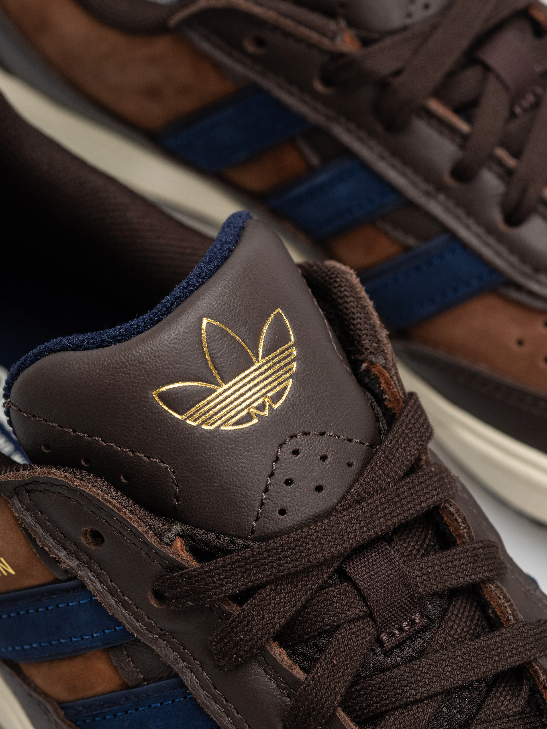 Обувки adidas Tyshawn II (auco/dkblue/prebrn)