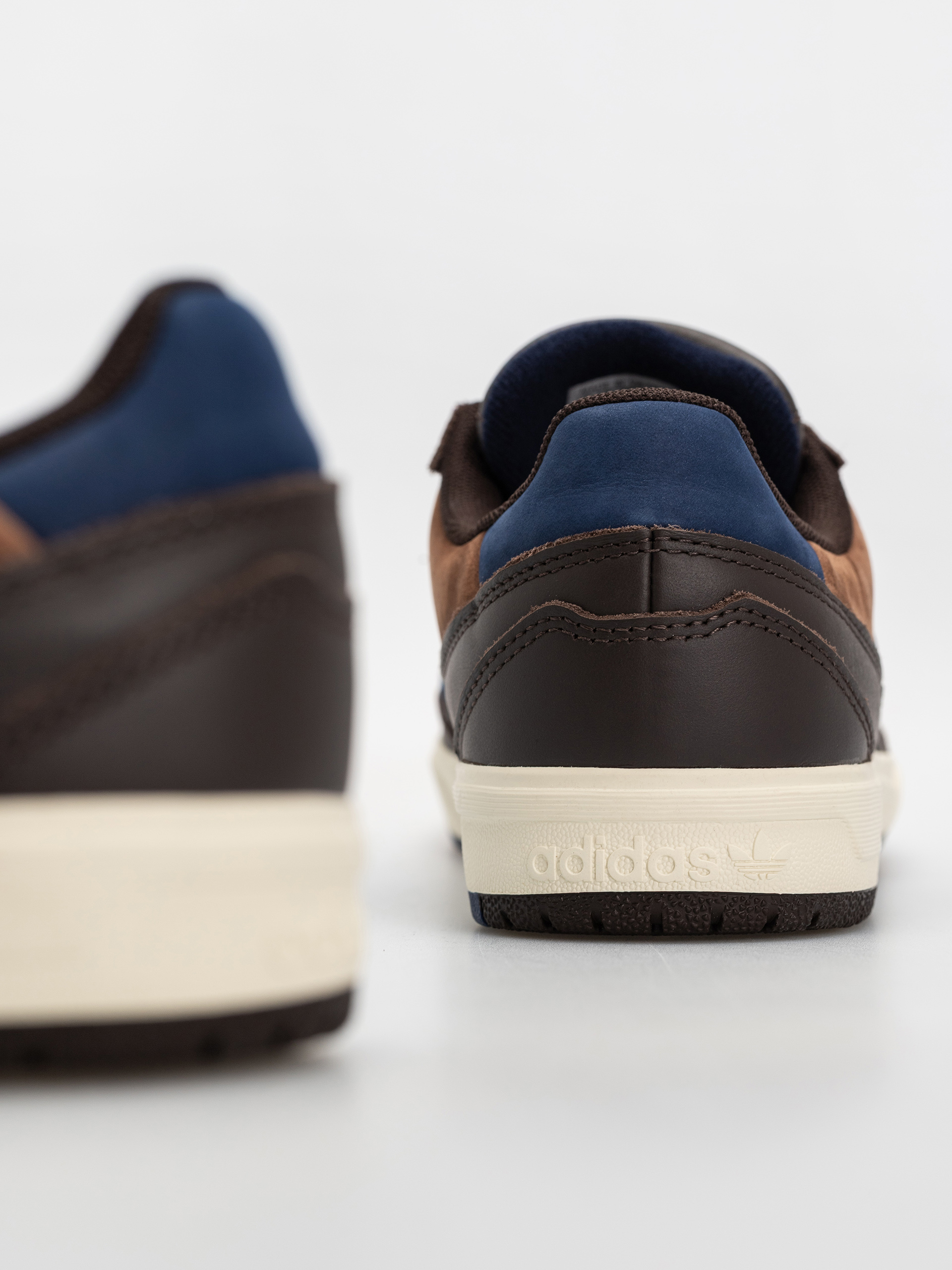 Обувки adidas Tyshawn II (auco/dkblue/prebrn)