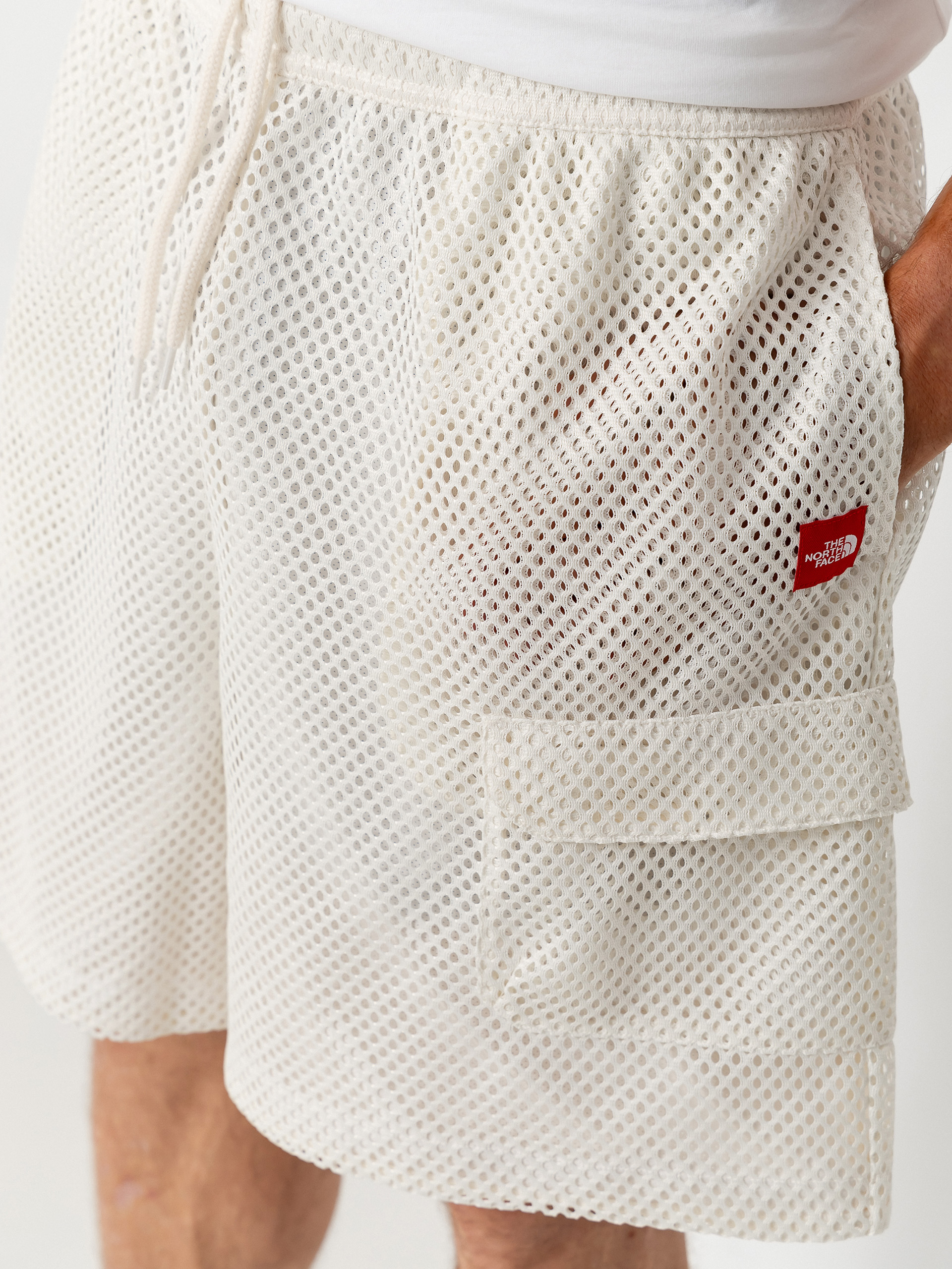 Къси панталони The North Face Tnf Red Box Mesh Utility (white dune)