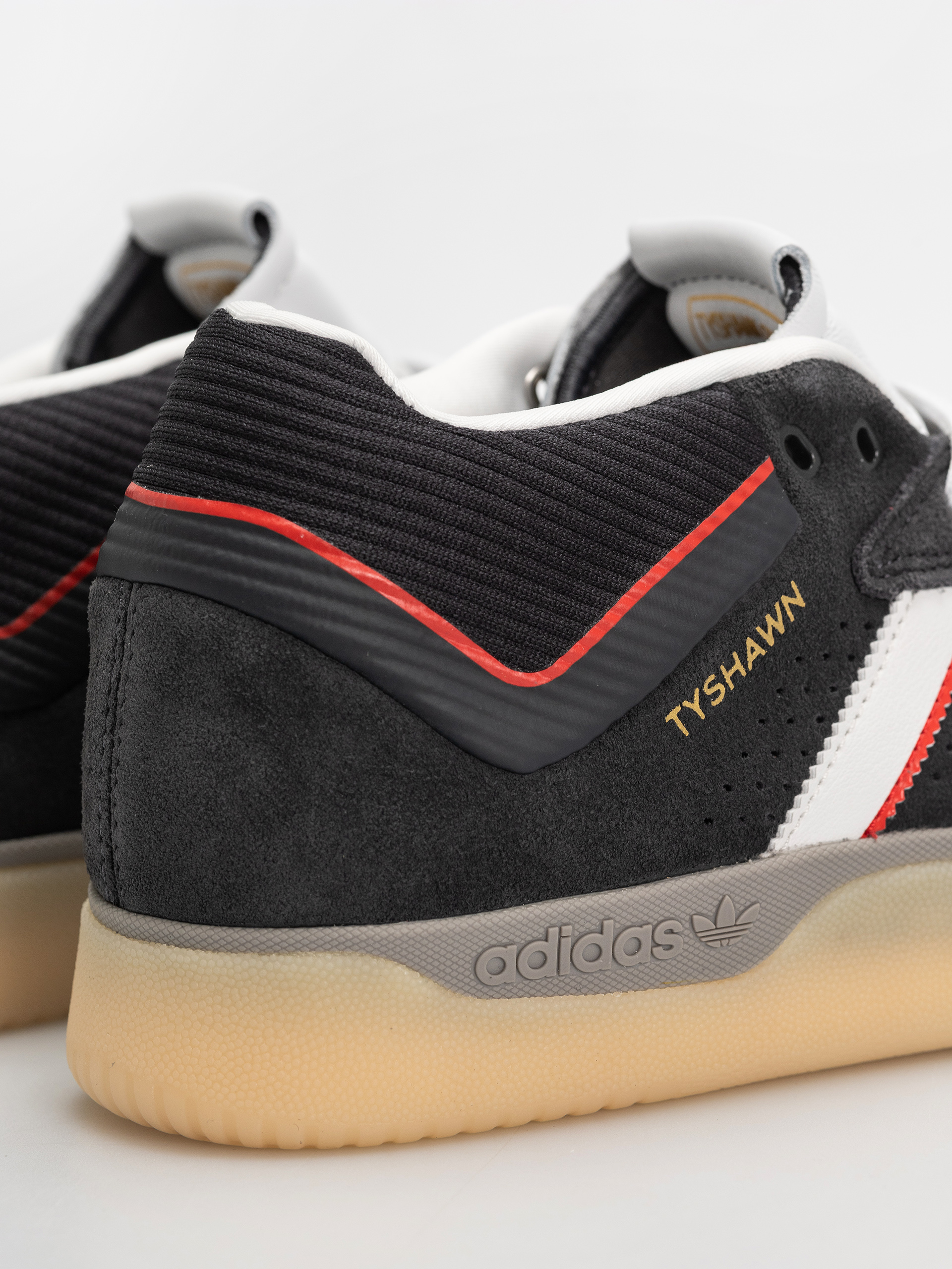 Обувки adidas Tyshawn (carbon/crywht/betsca)
