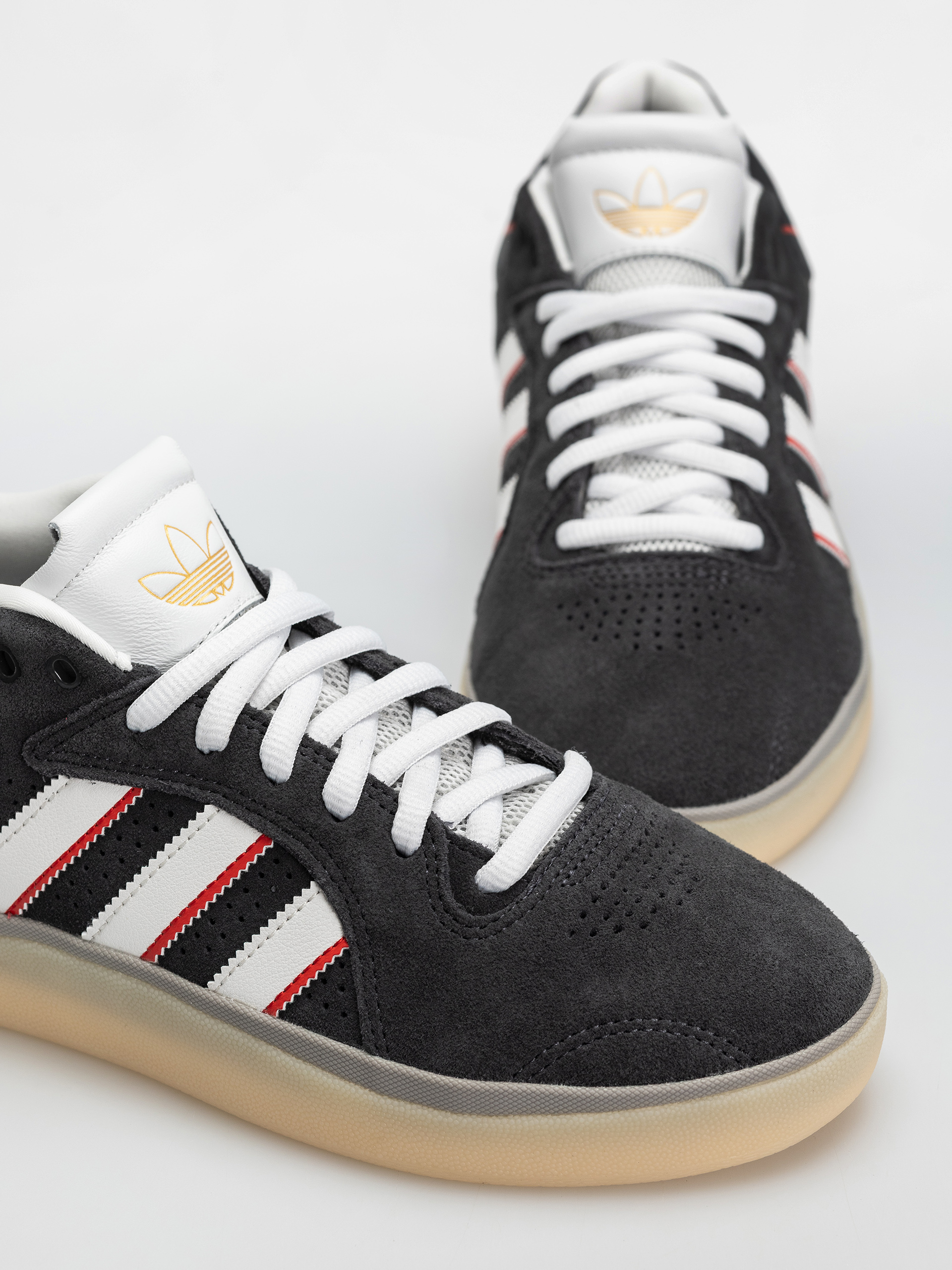 Обувки adidas Tyshawn (carbon/crywht/betsca)
