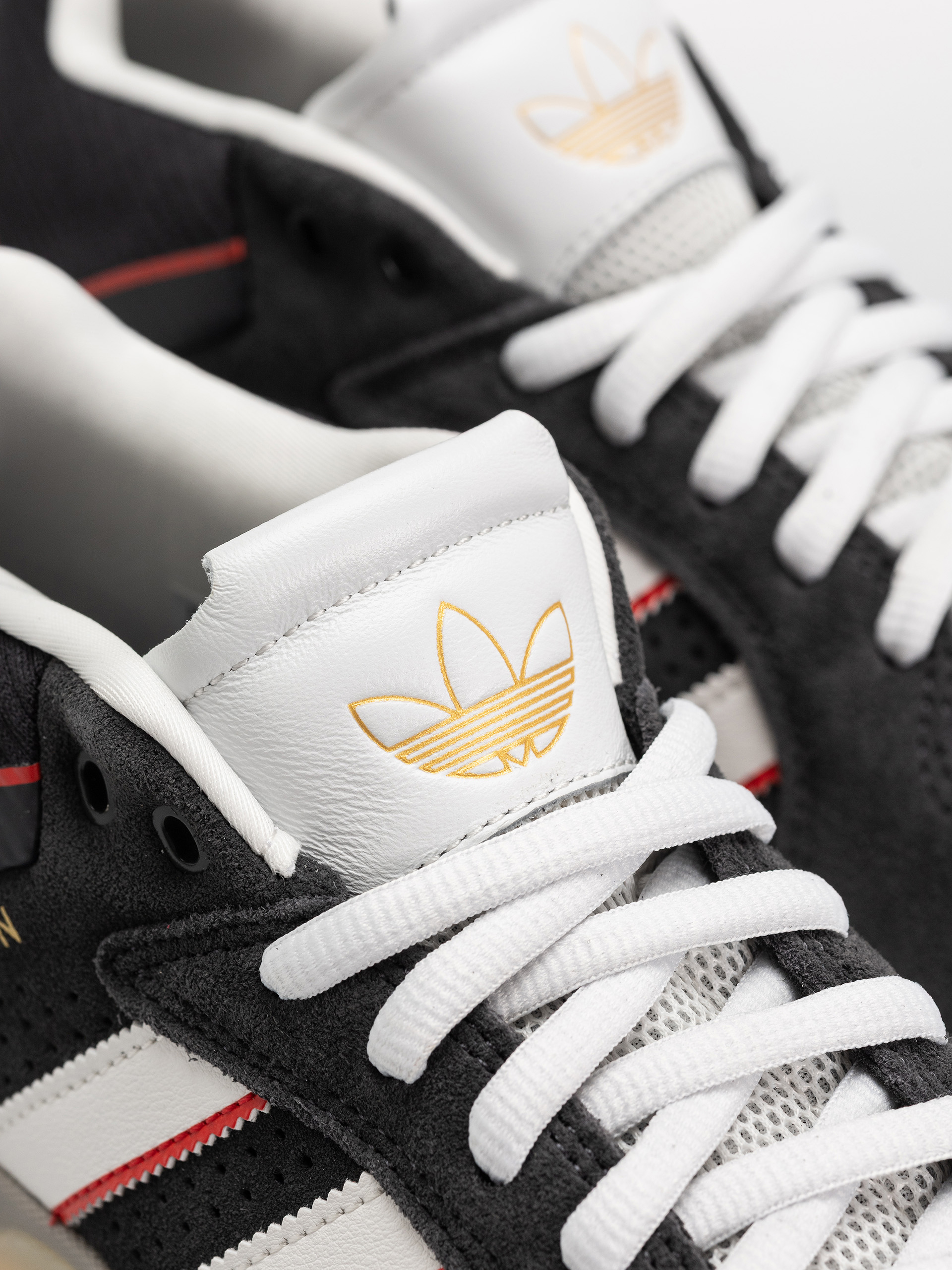 Обувки adidas Tyshawn (carbon/crywht/betsca)