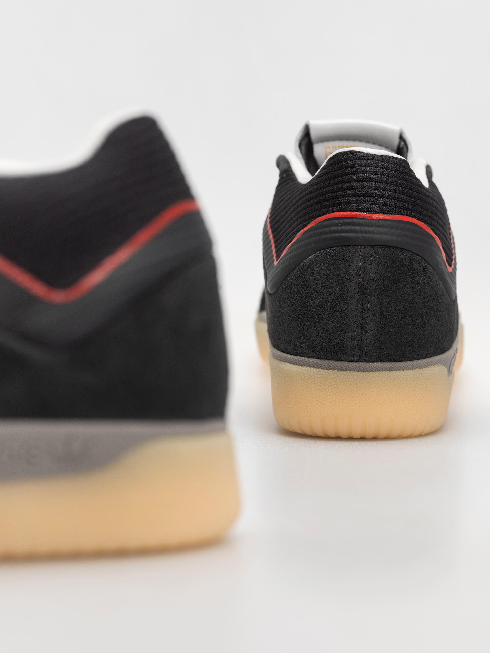 Обувки adidas Tyshawn (carbon/crywht/betsca)