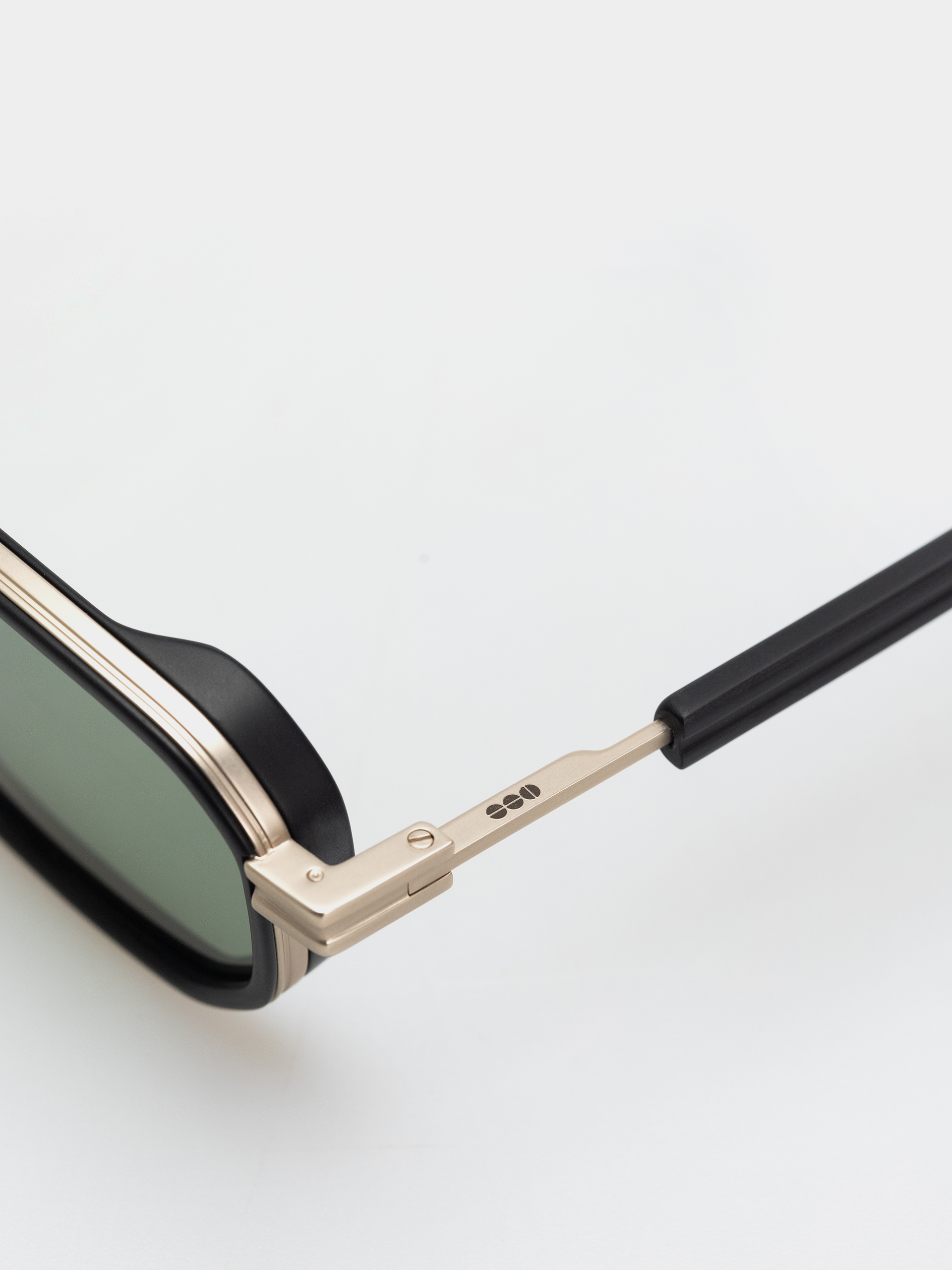 Слънчеви очила Komono Harvey (white gold black)