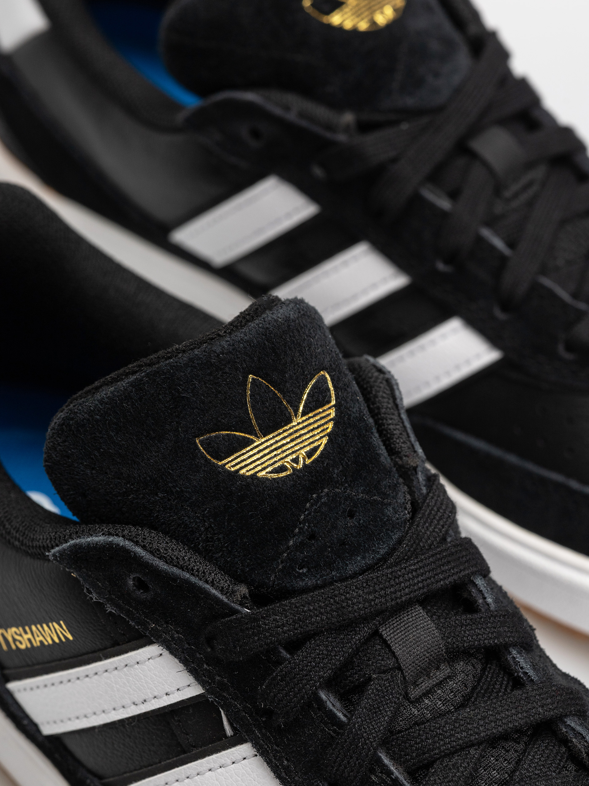 Обувки adidas Tyshawn II (cblack/ftwwht/gum4)
