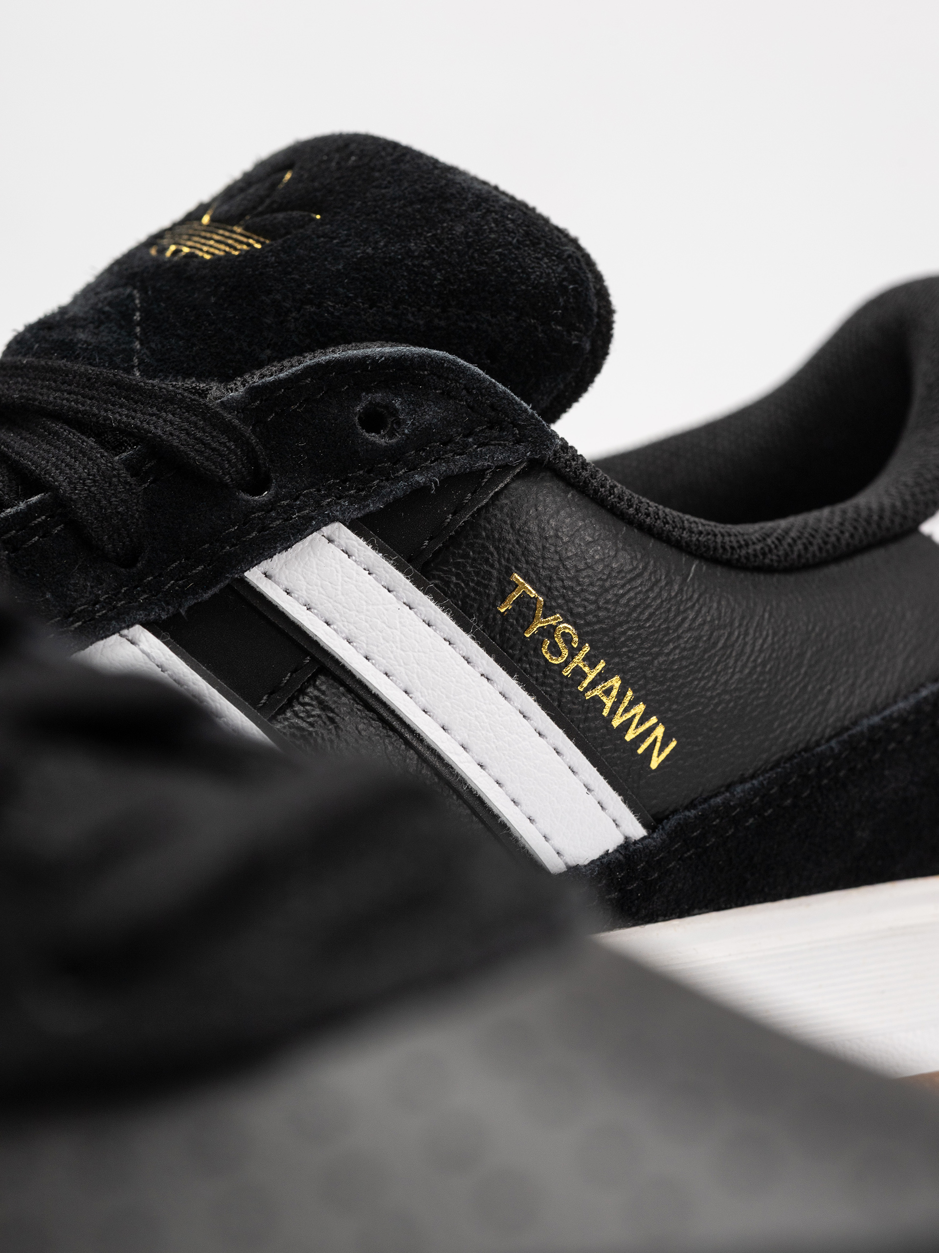Обувки adidas Tyshawn II (cblack/ftwwht/gum4)