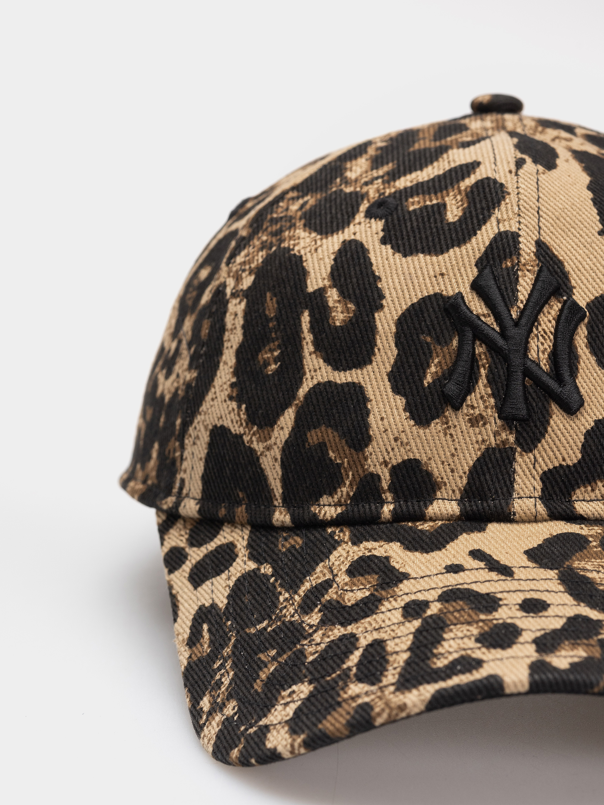 Шапка с козирка New Era Leopard 9Twenty New York Yankees Wmn (camo leo)
