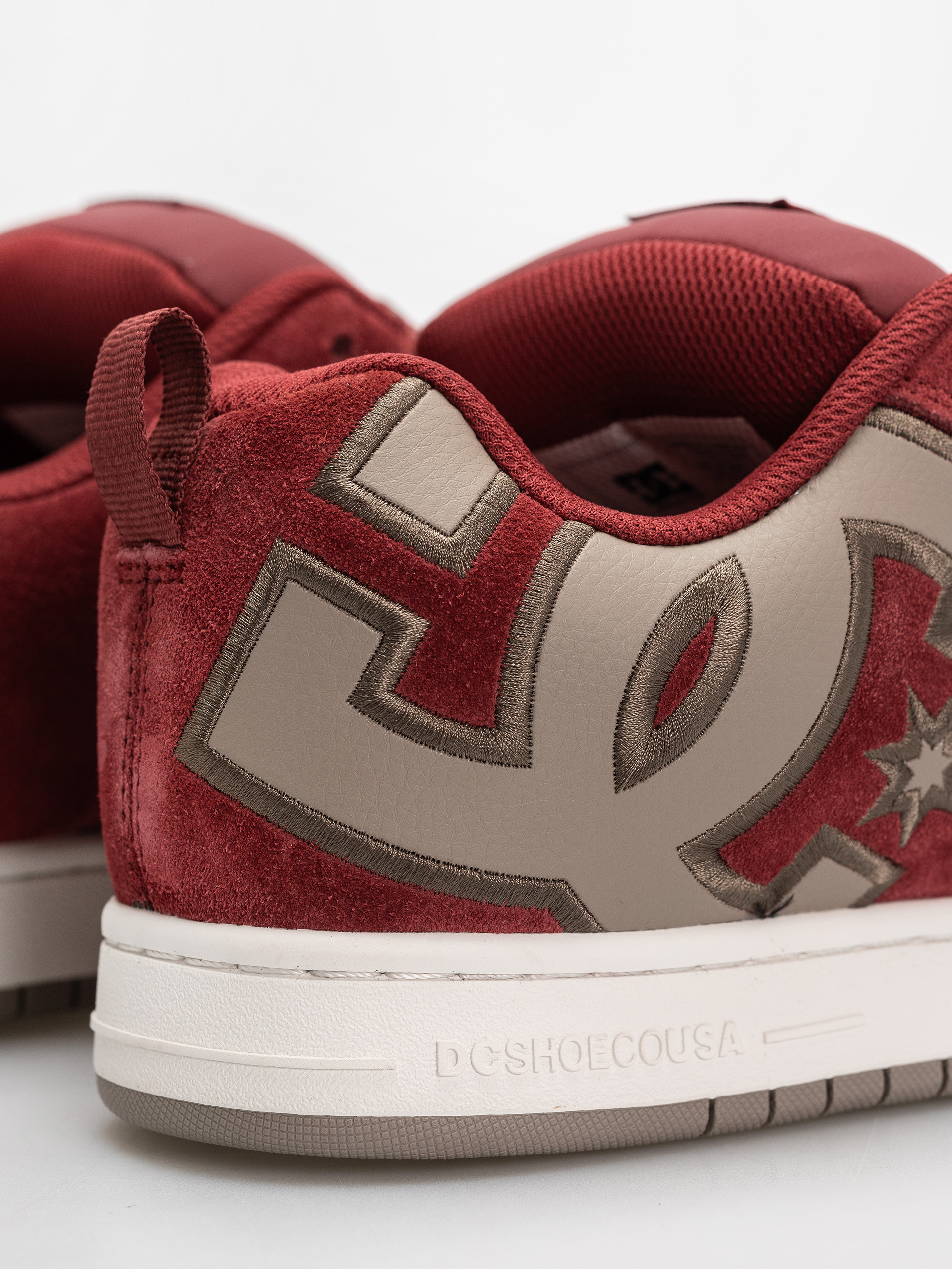 Обувки DC Court Graffik Se (brick red/warm taupe/off white)