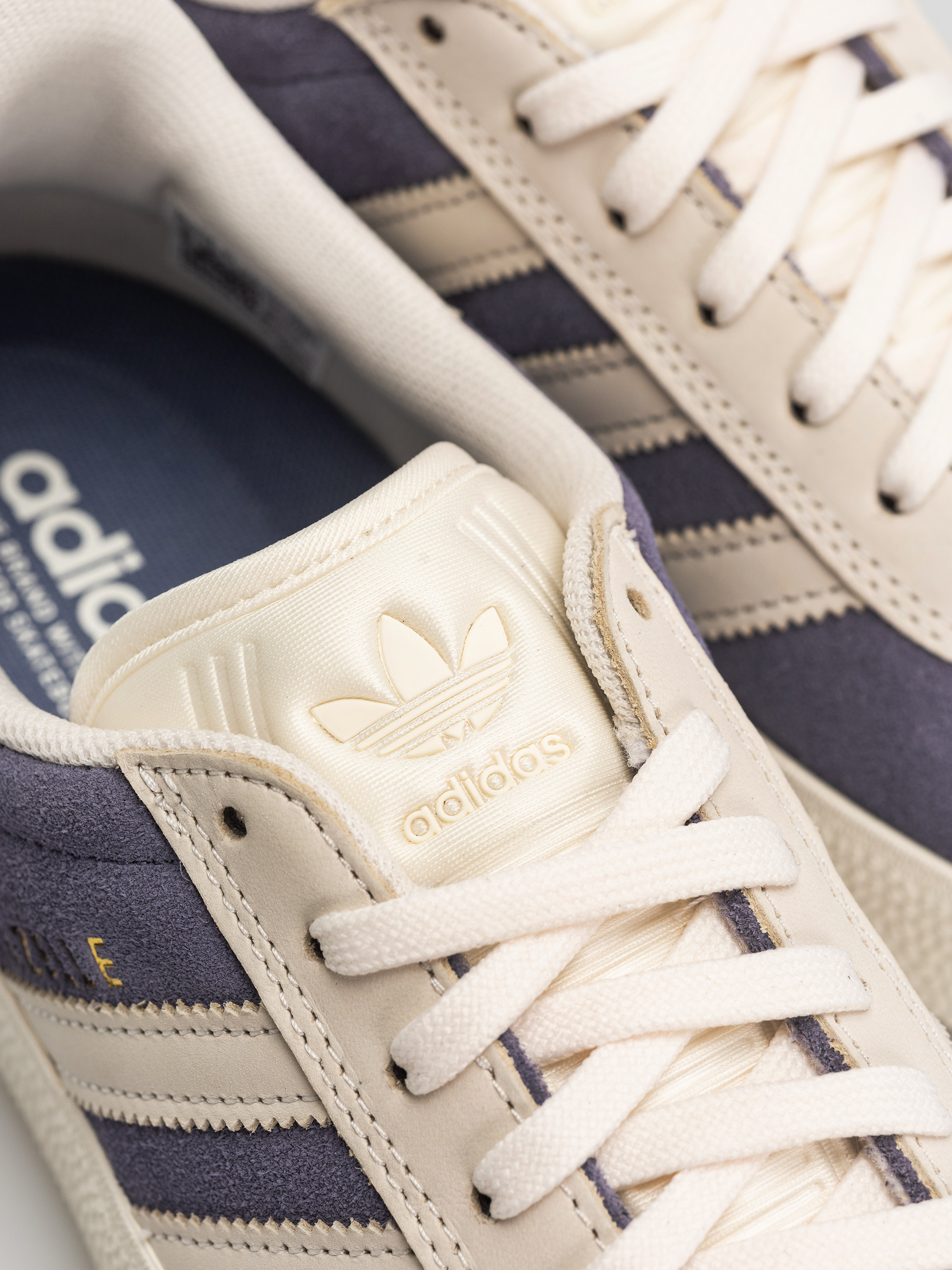 Обувки adidas Gazelle Adv (suppur/cwhite/goldmt)