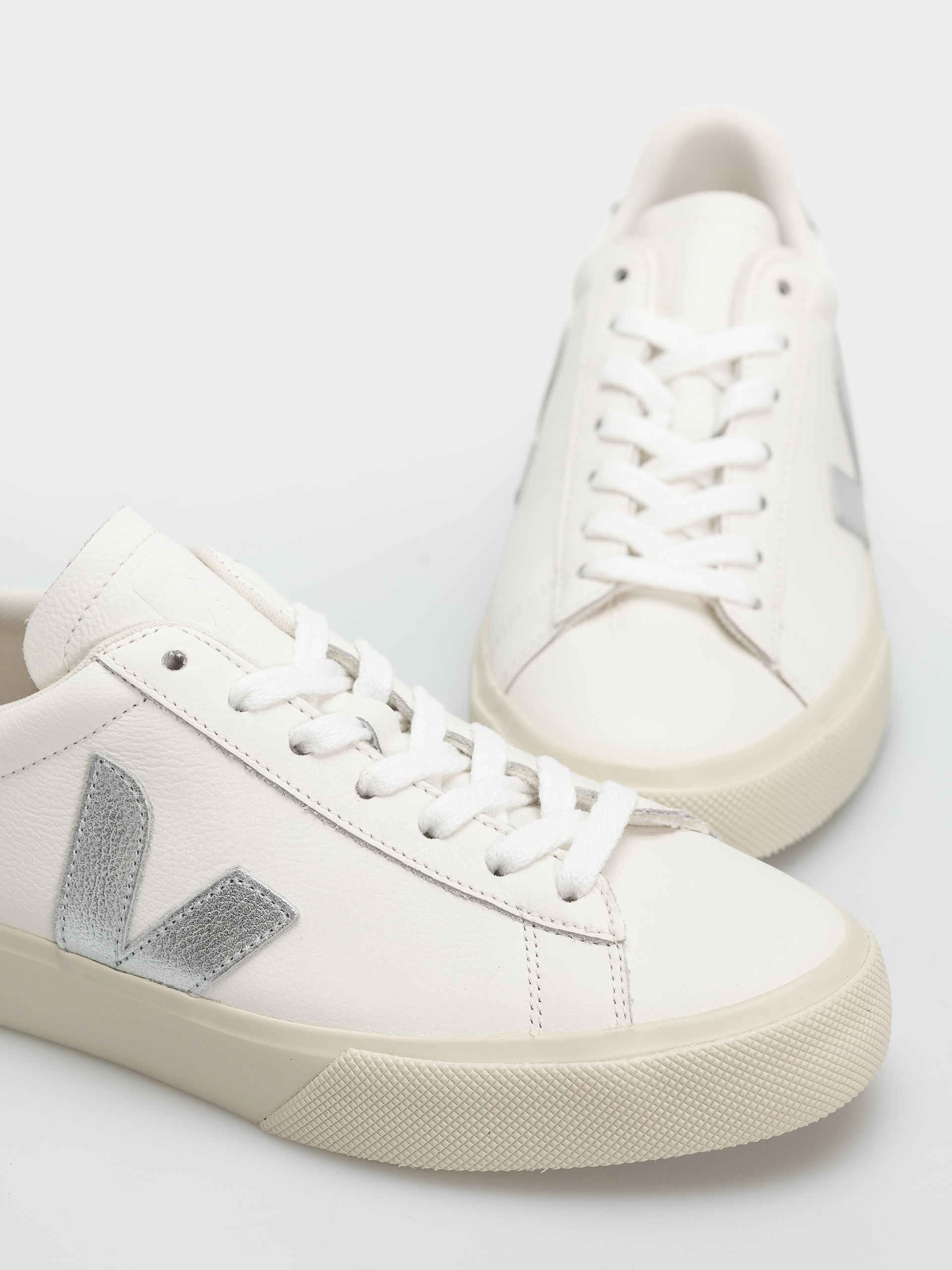 Обувки Veja Campo Wmn (white silver black)