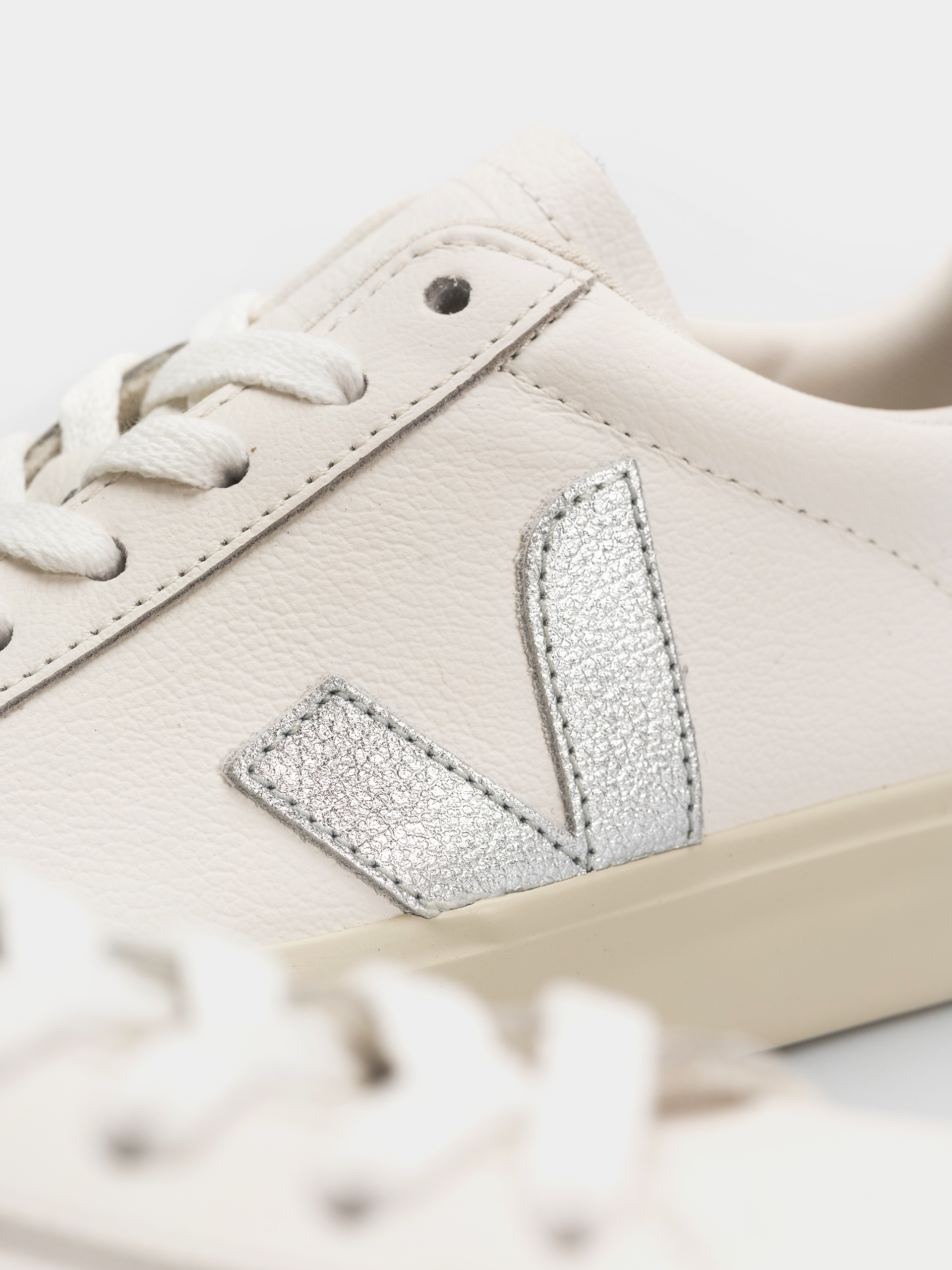 Обувки Veja Campo Wmn (white silver black)
