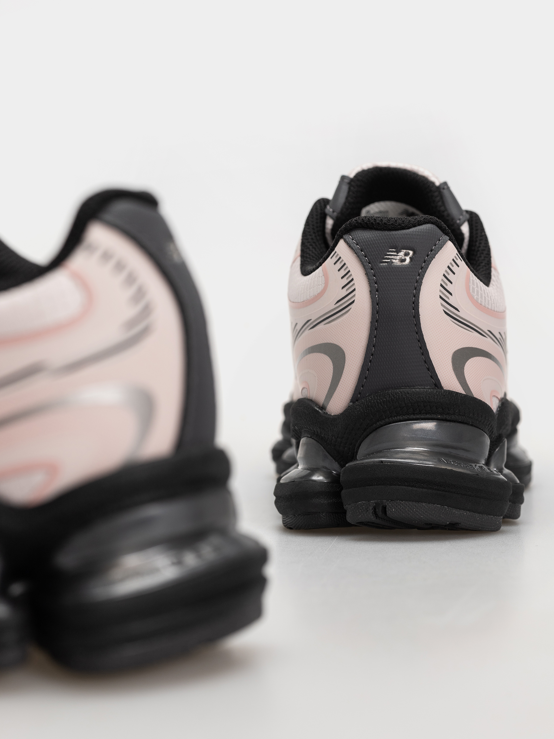 Обувки New Balance 2000 (pink granite/pink chalk/black)