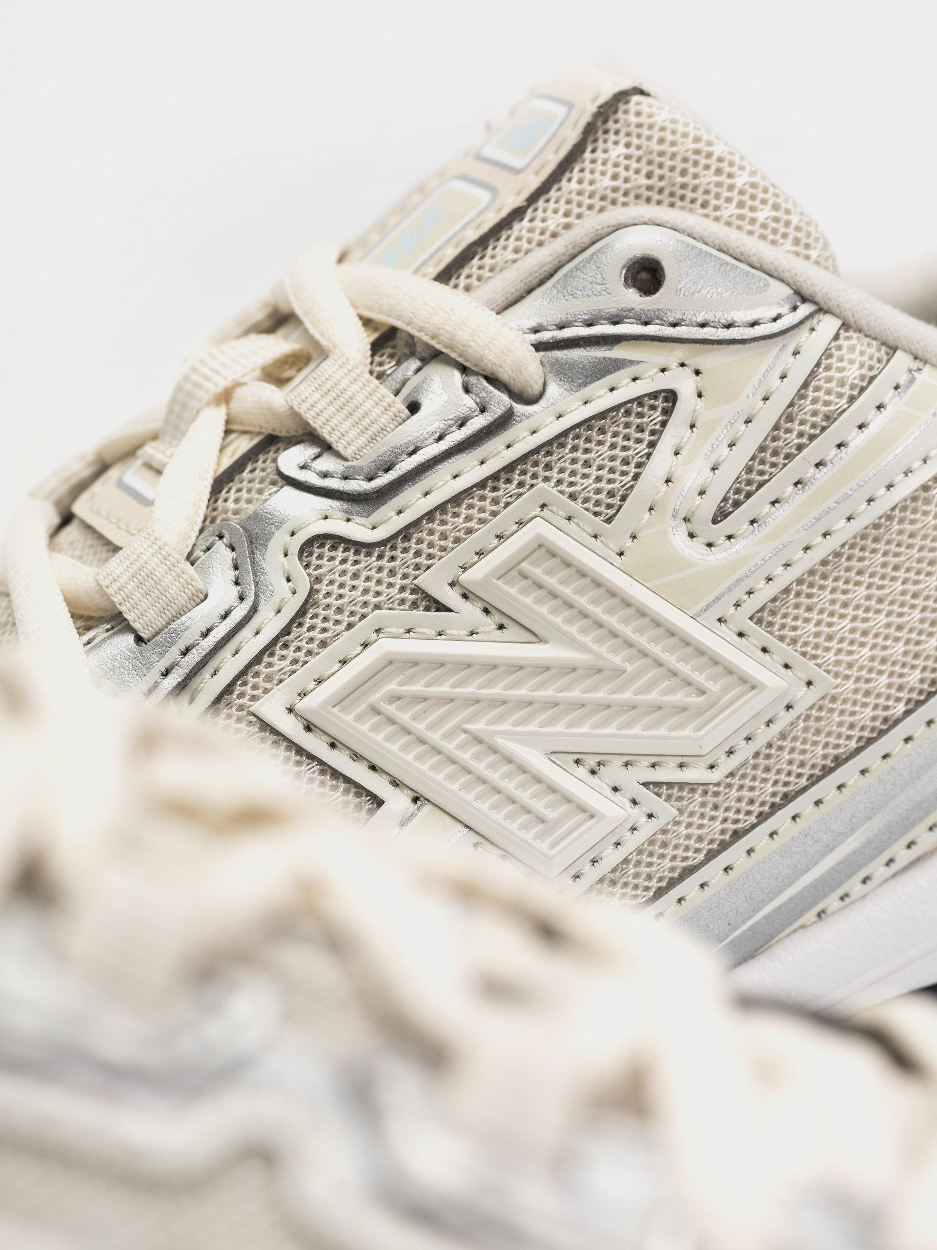 Обувки New Balance 740 JR (turtledove/linen)