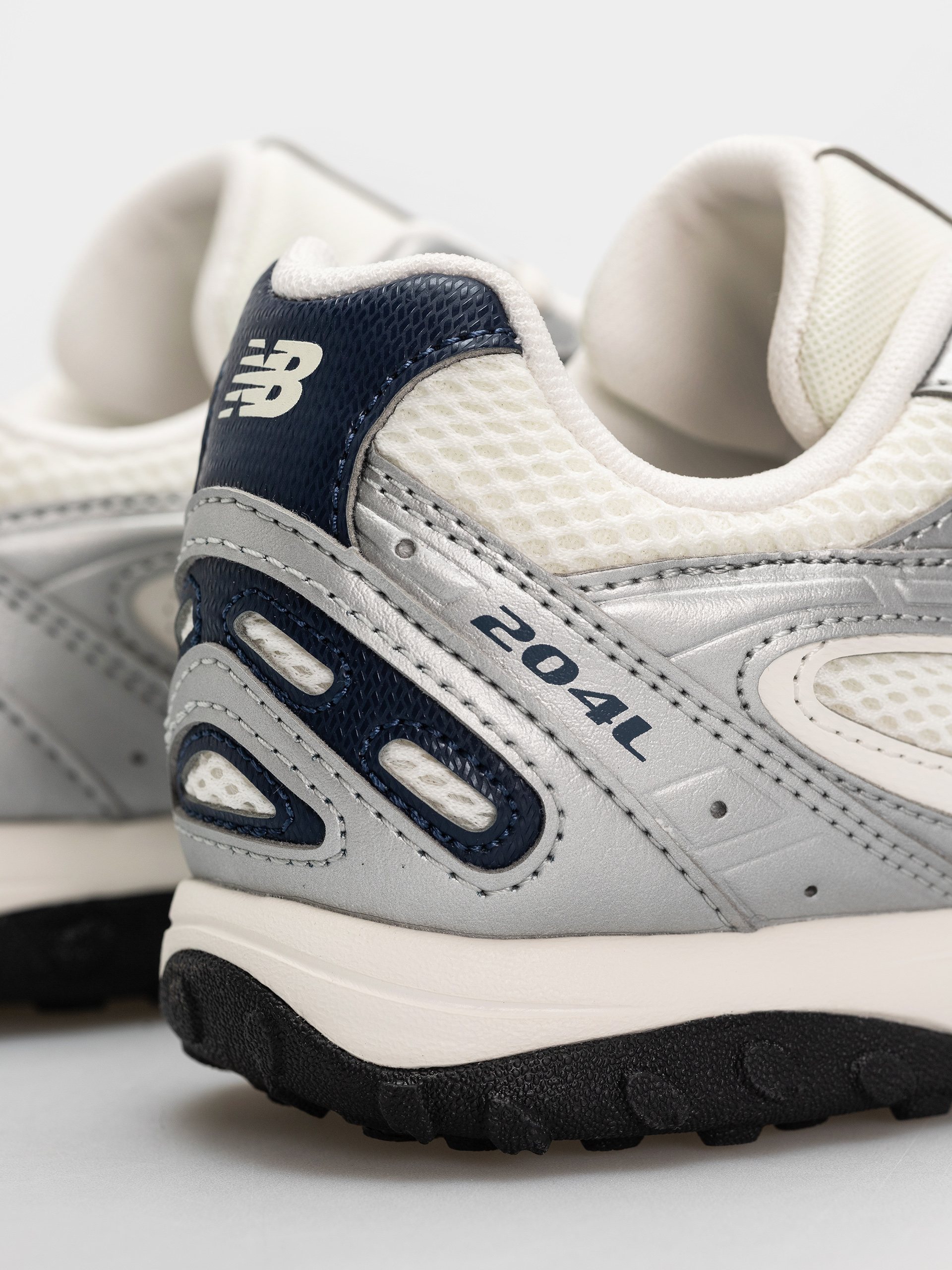 Обувки New Balance 204L (sea salt/silver metallic/nb navy)