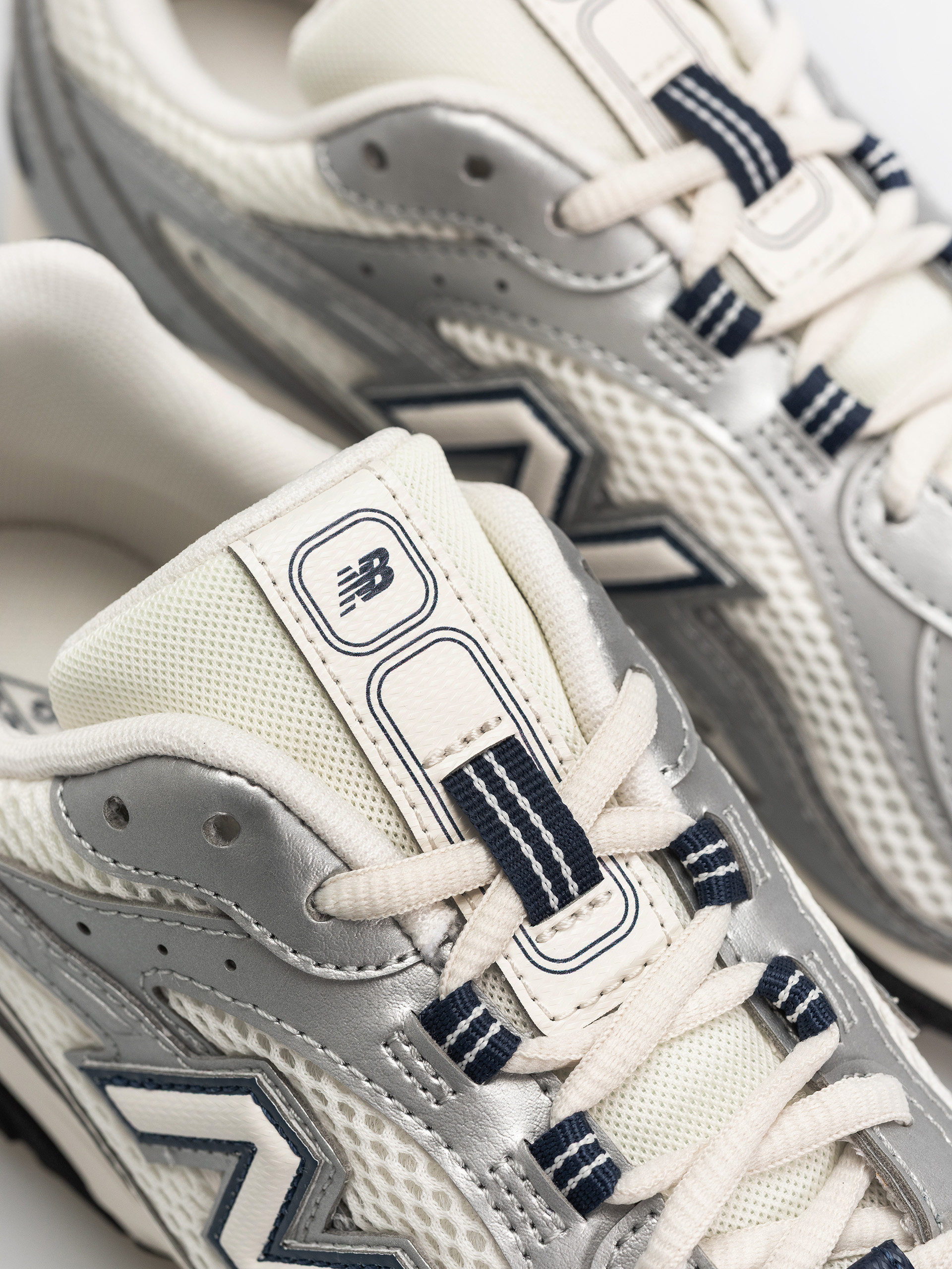 Обувки New Balance 204L (sea salt/silver metallic/nb navy)