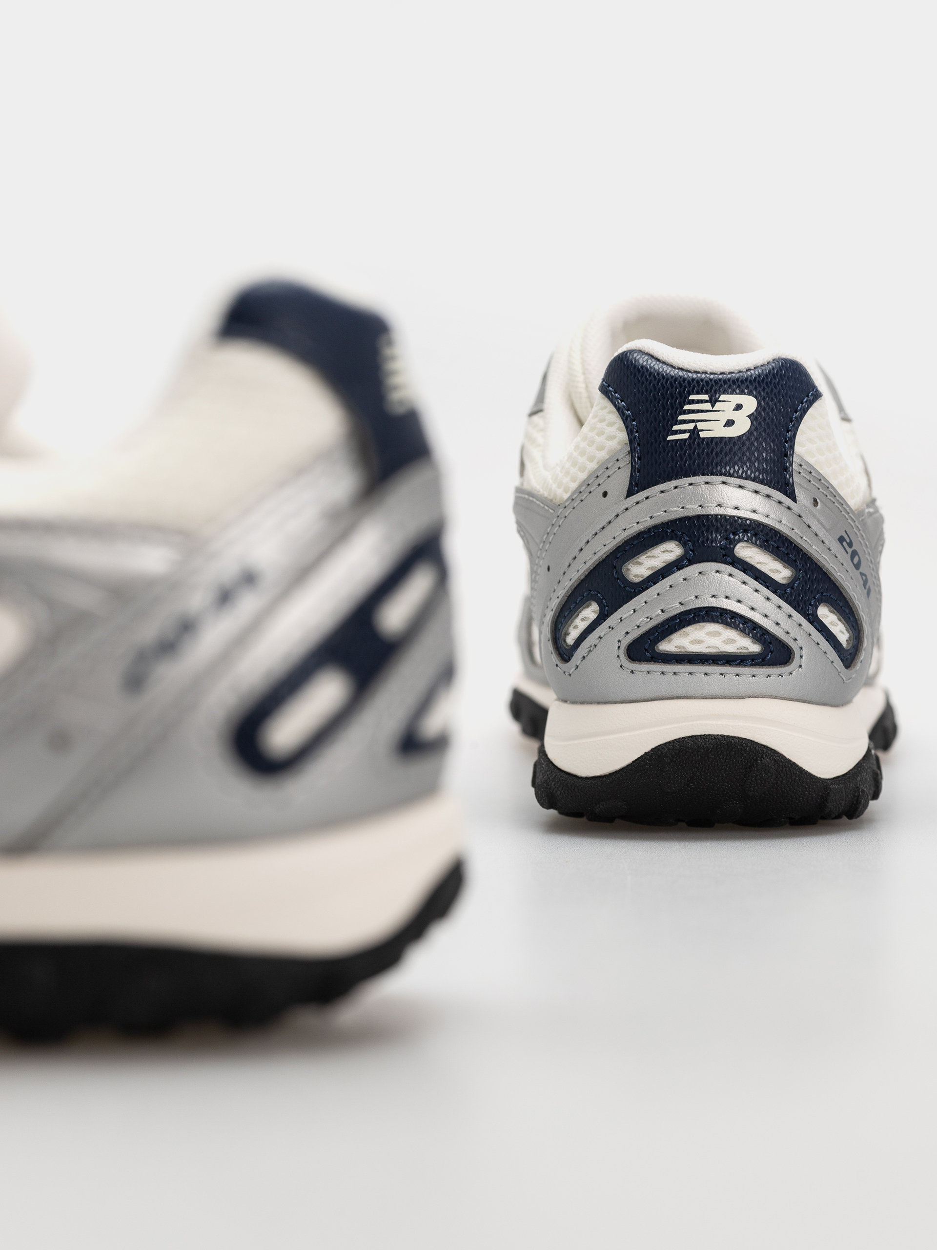 Обувки New Balance 204L (sea salt/silver metallic/nb navy)