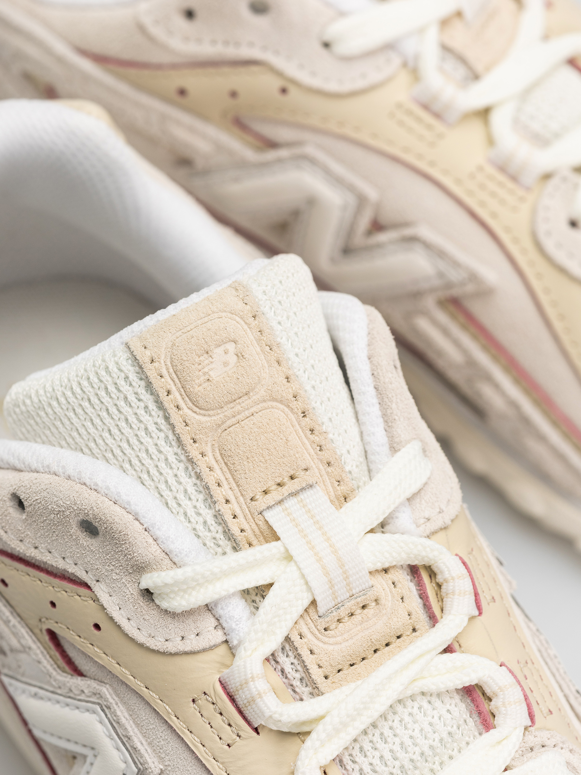 Обувки New Balance 204L (sea salt/bone/pink eraser)