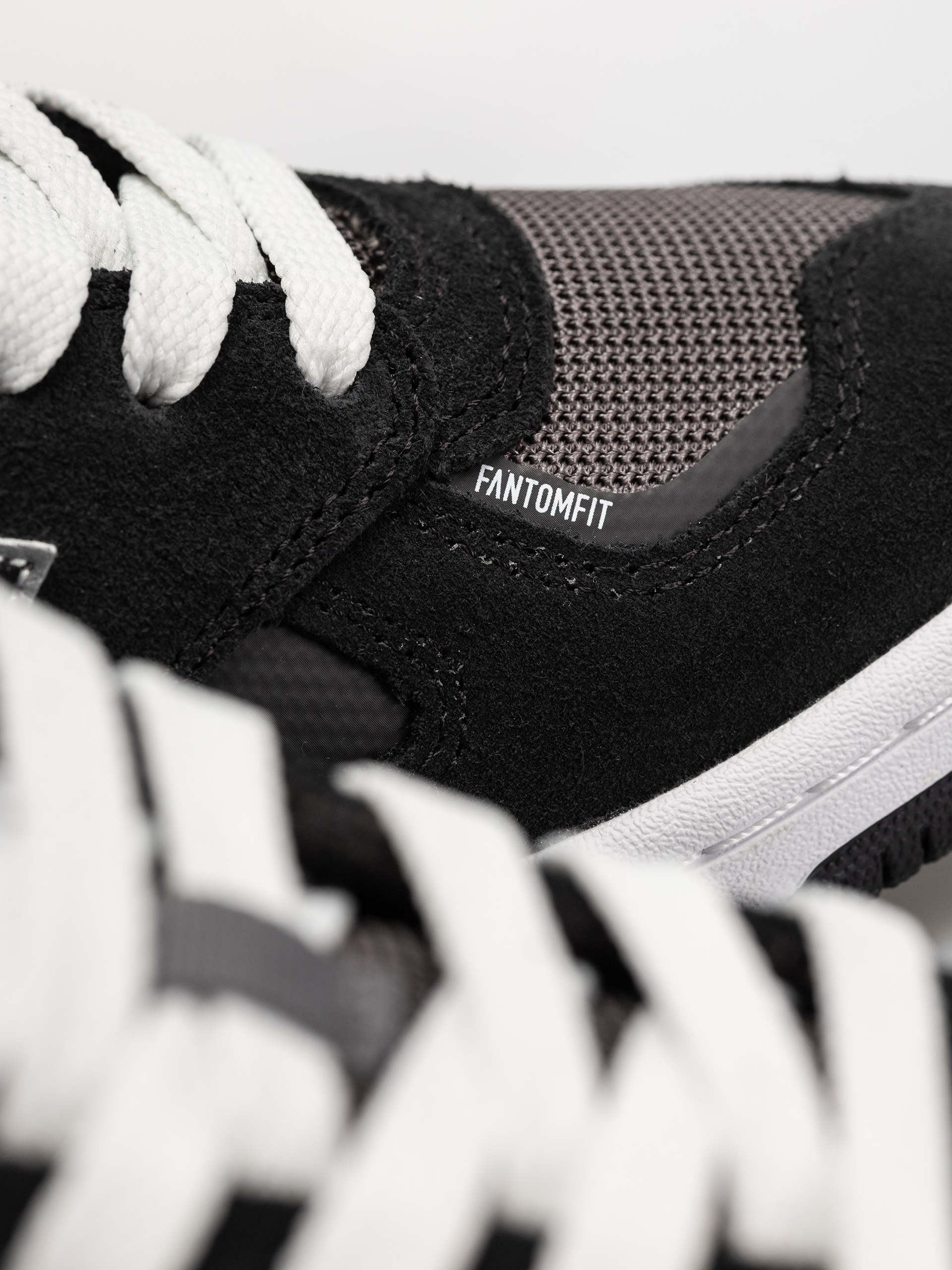 Обувки New Balance 600 (black/castlerock)