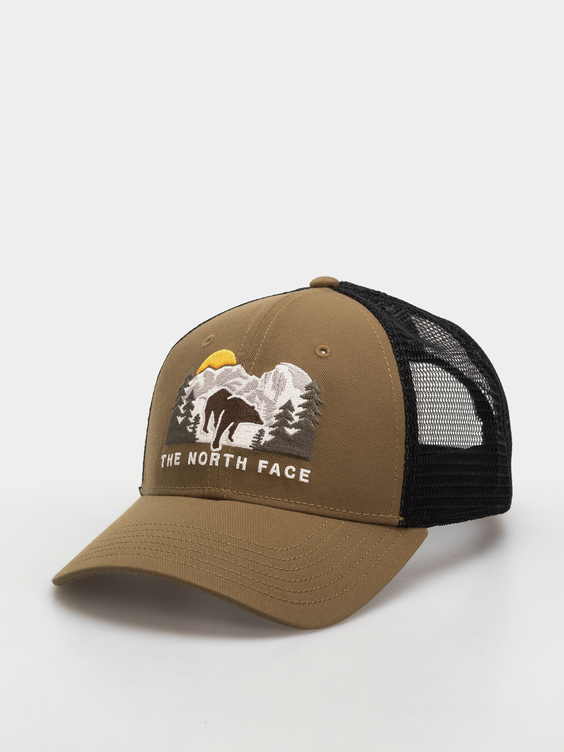 u0428u0430u043fu043au0430 u0441 u043au043eu0437u0438u0440u043au0430 The North Face Embroidered Mudder Trucker (caraway seed/bear graph)