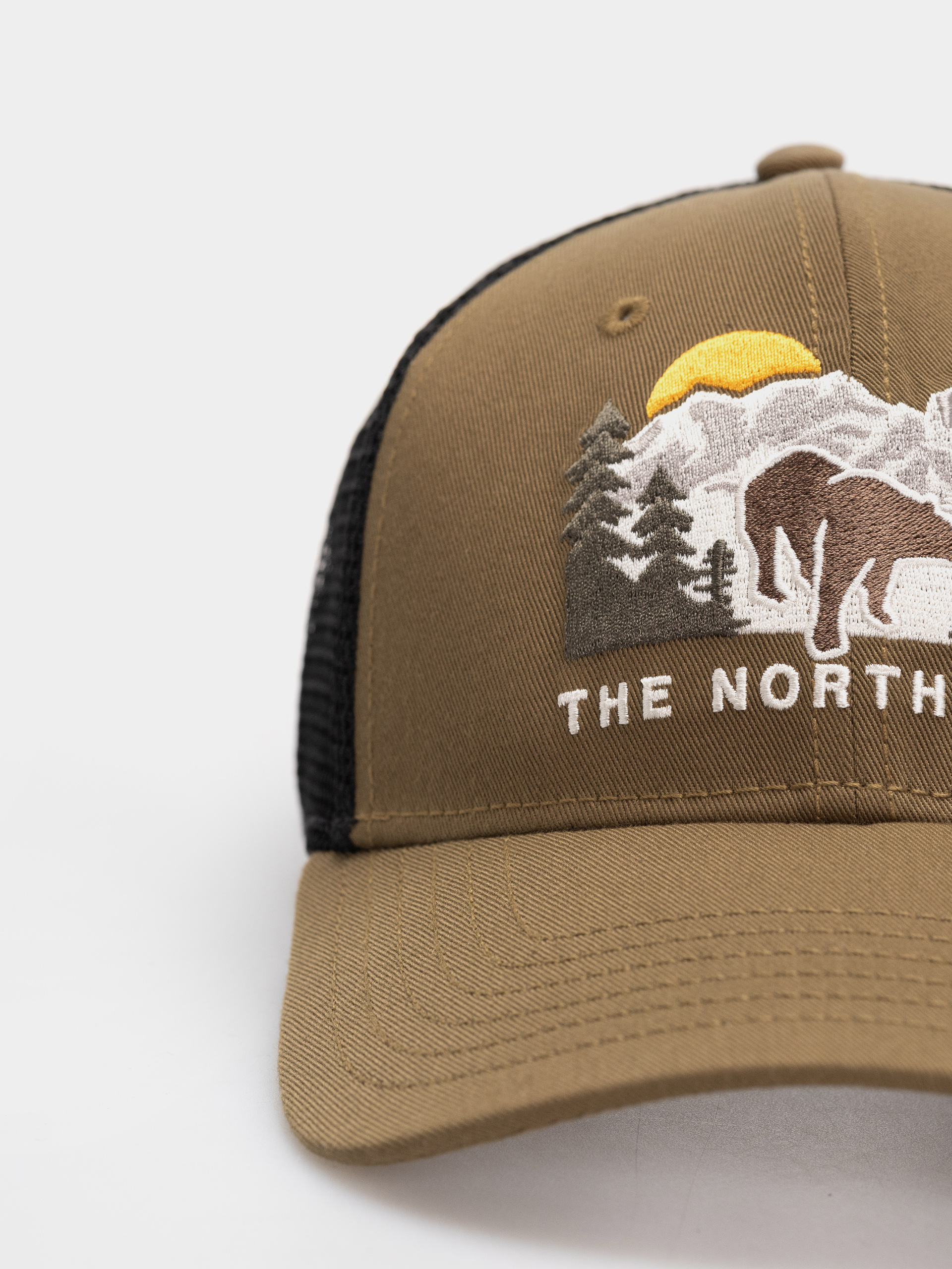Шапка с козирка The North Face Embroidered Mudder Trucker (caraway seed/bear graph)