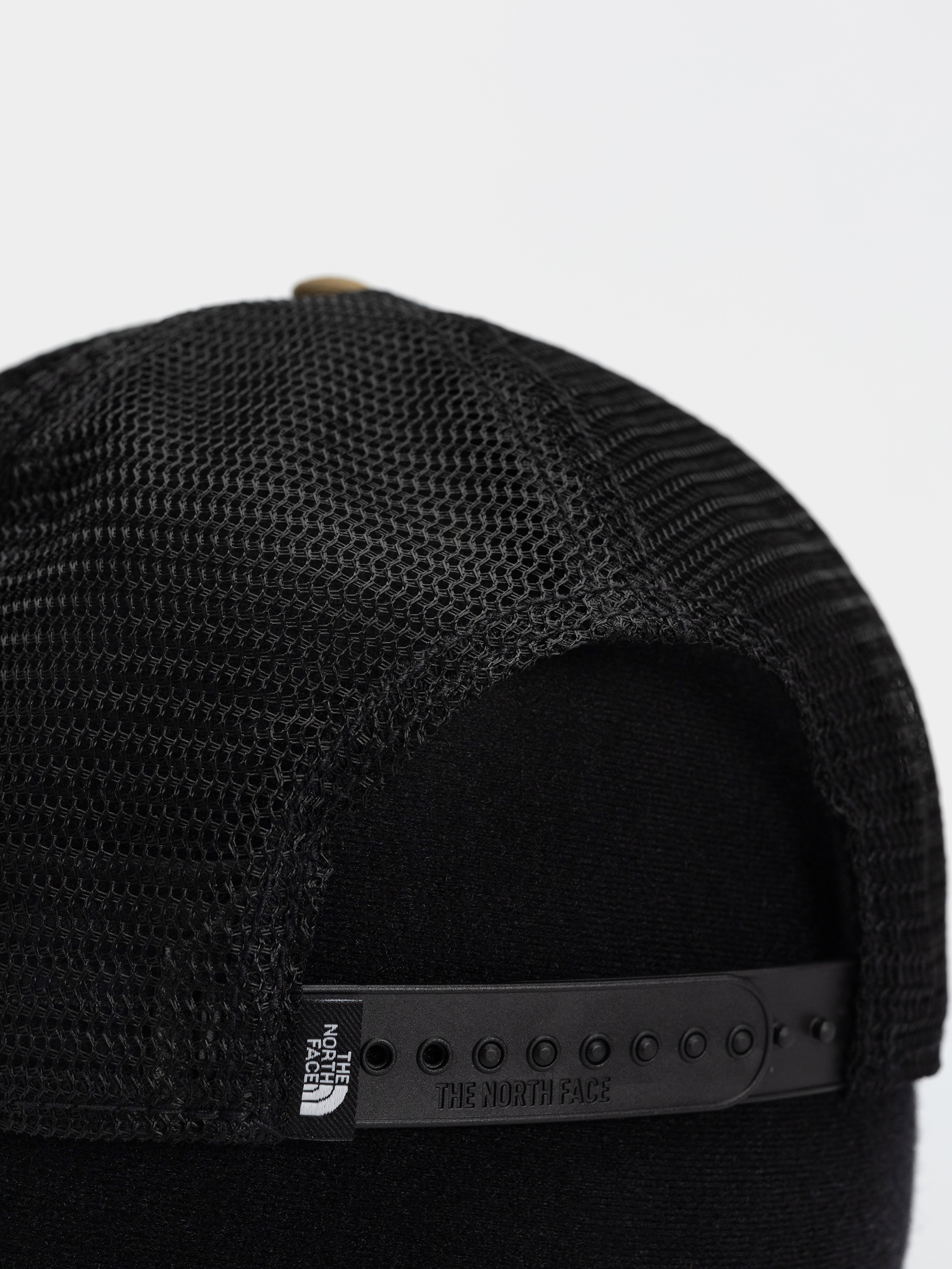 Шапка с козирка The North Face Embroidered Mudder Trucker (caraway seed/bear graph)