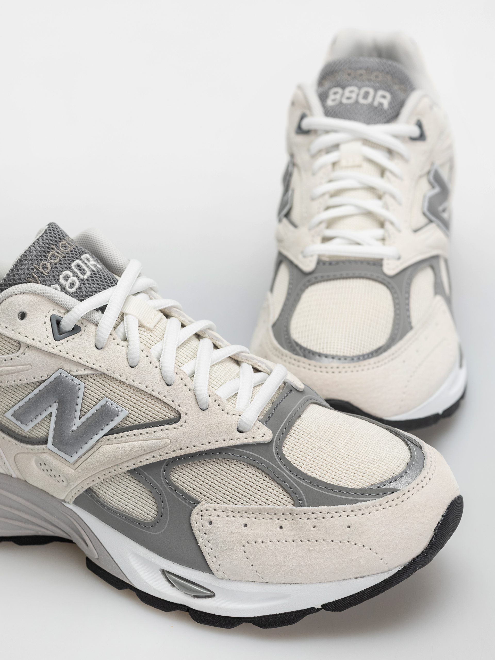 Обувки New Balance 880R (sea salt/slate grey)
