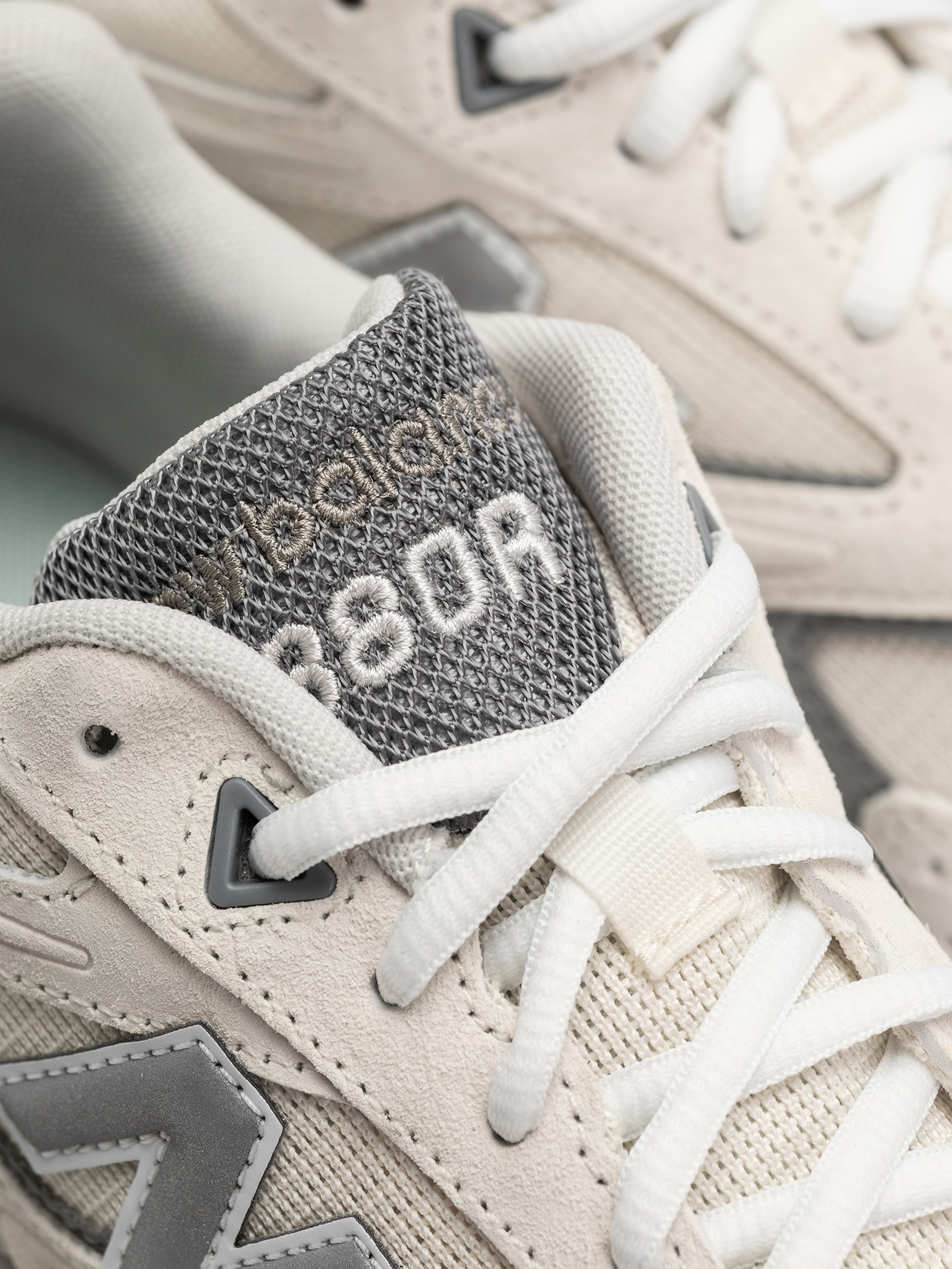 Обувки New Balance 880R (sea salt/slate grey)