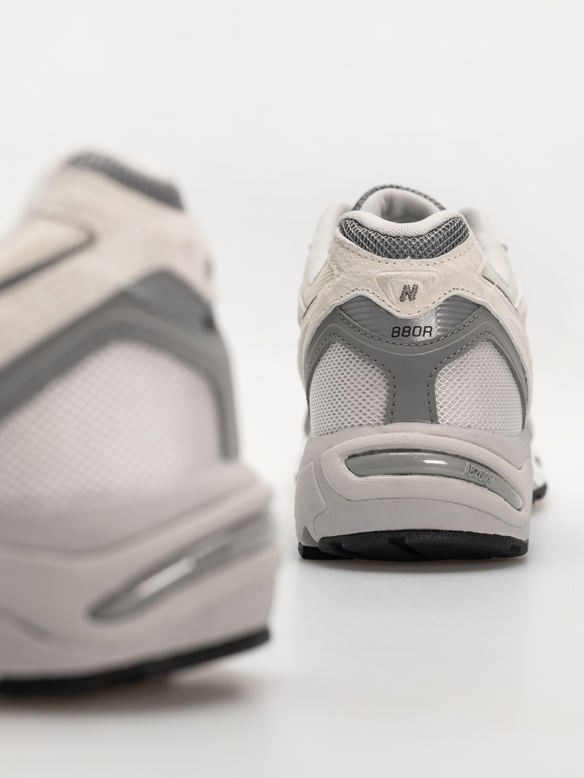 Обувки New Balance 880R (sea salt/slate grey)