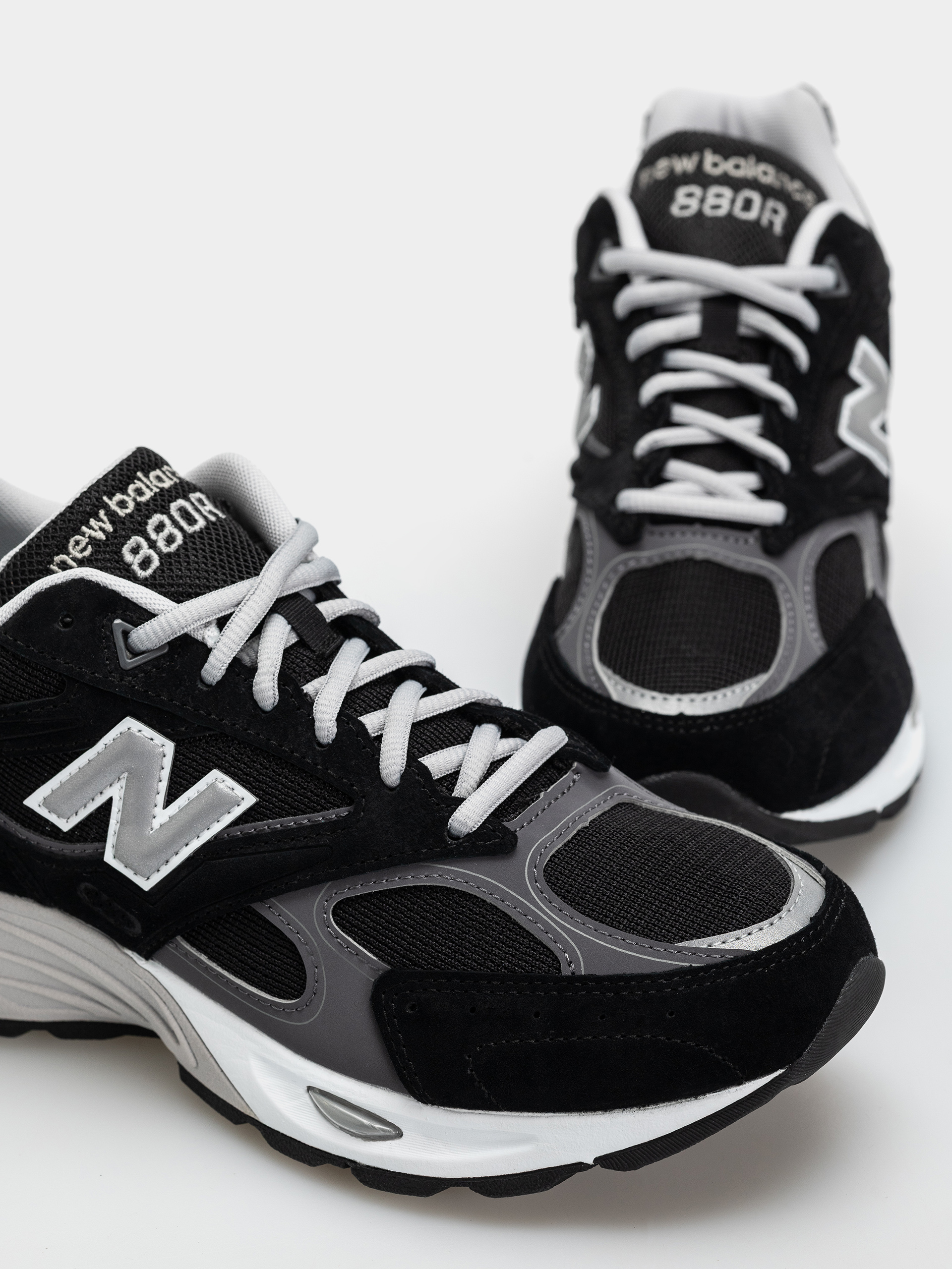 Обувки New Balance 880R (black/castlerock)