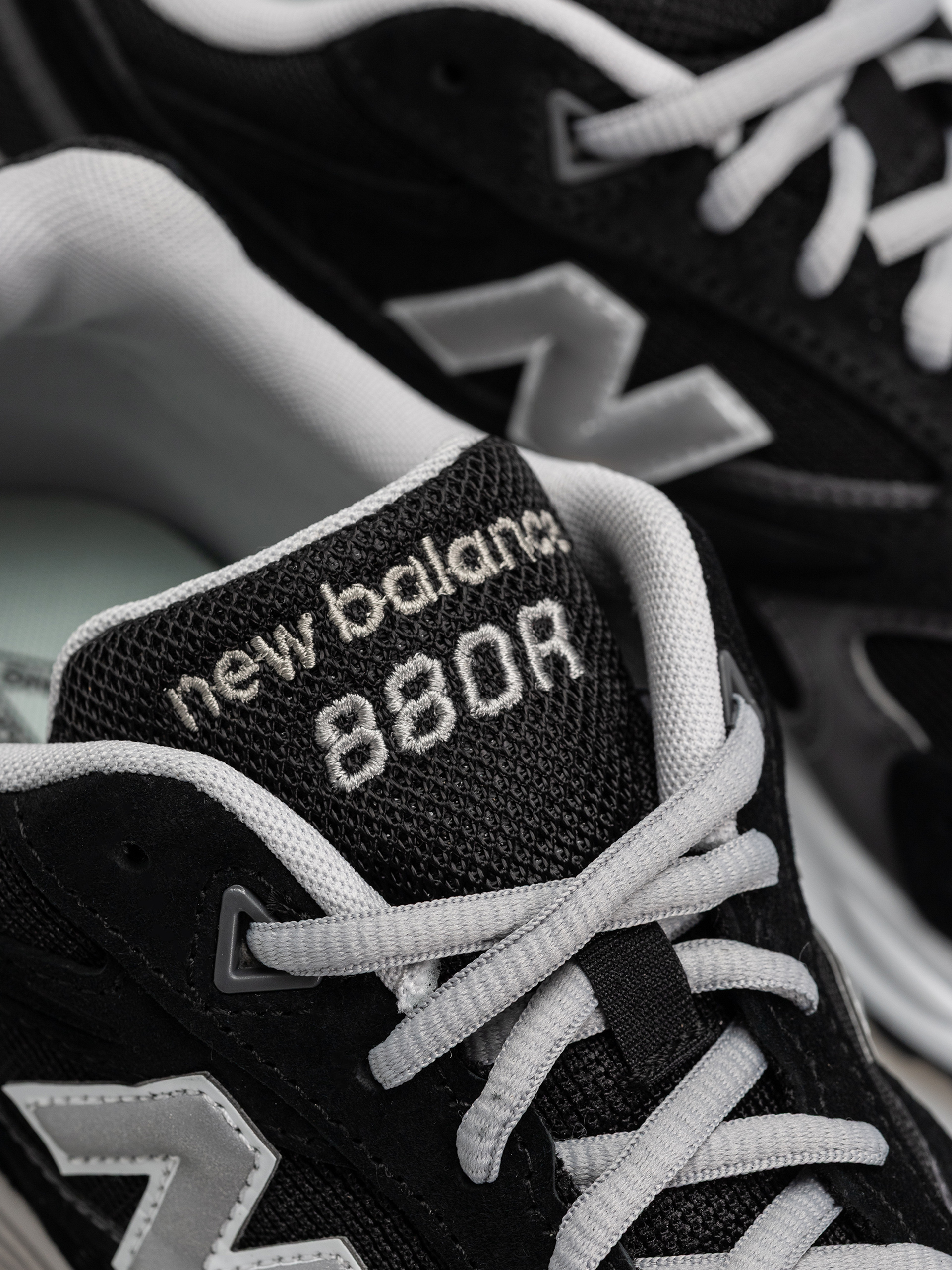 Обувки New Balance 880R (black/castlerock)