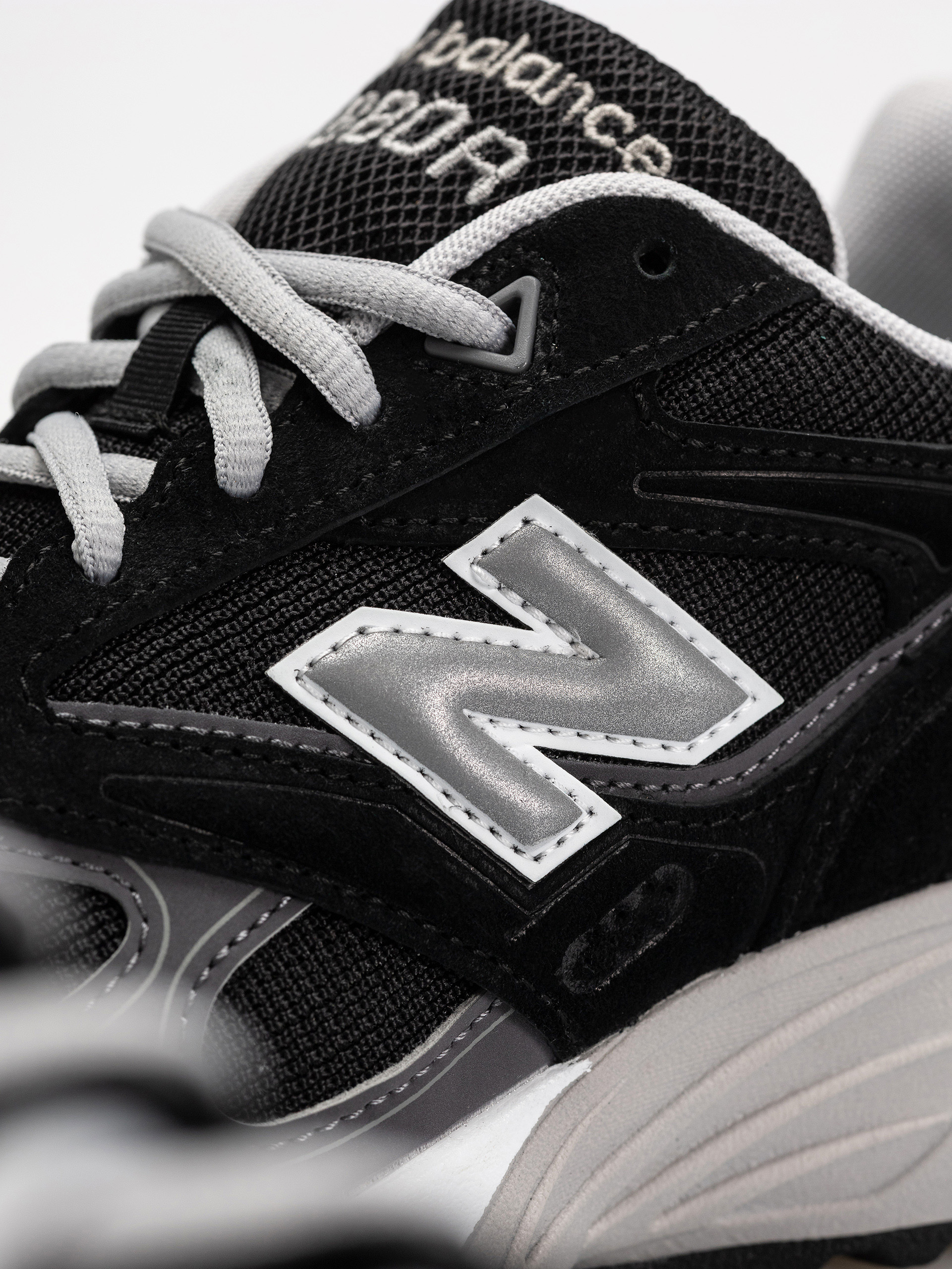 Обувки New Balance 880R (black/castlerock)