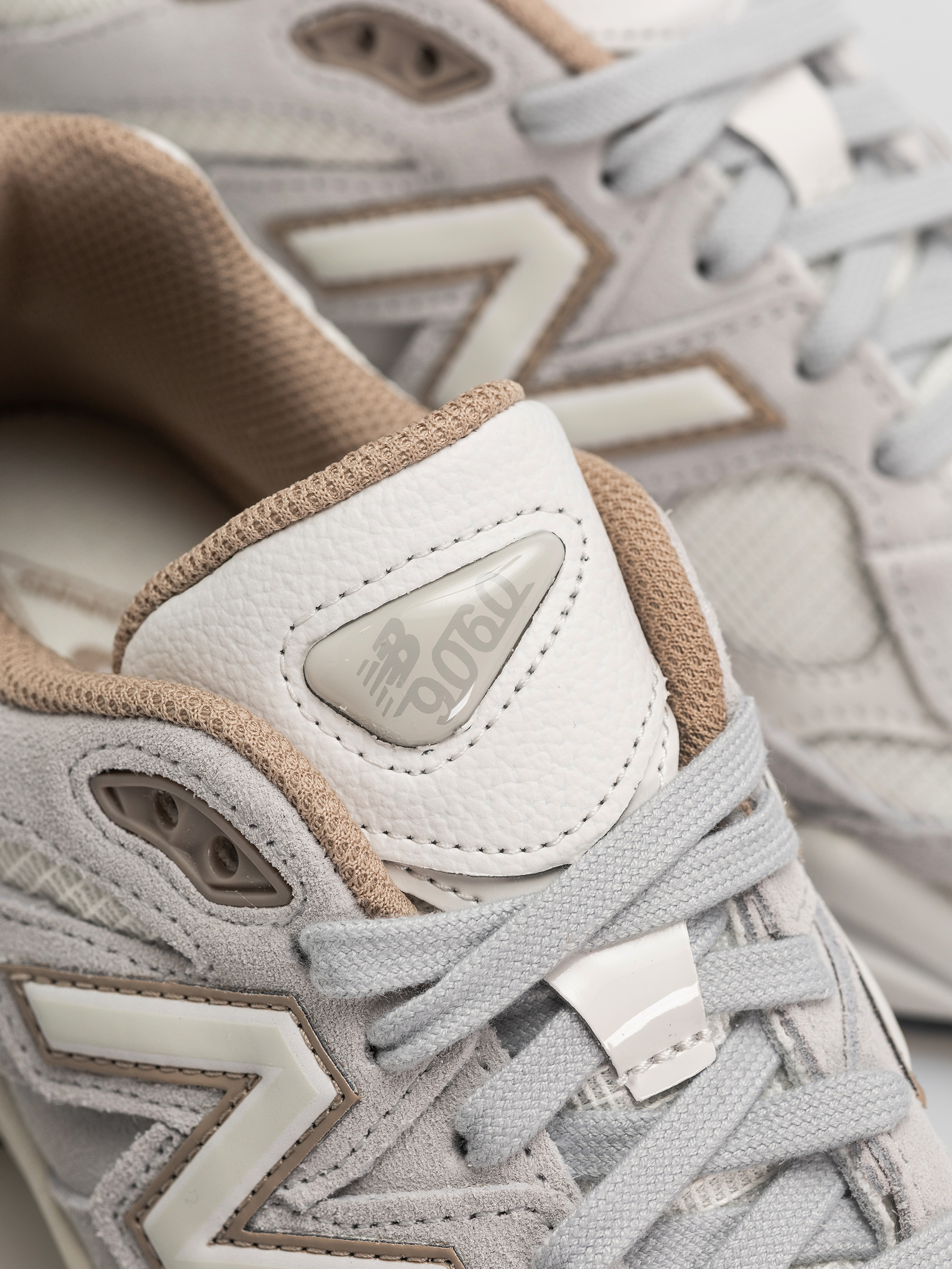 Обувки New Balance 9060 (driftwood/sea salt)
