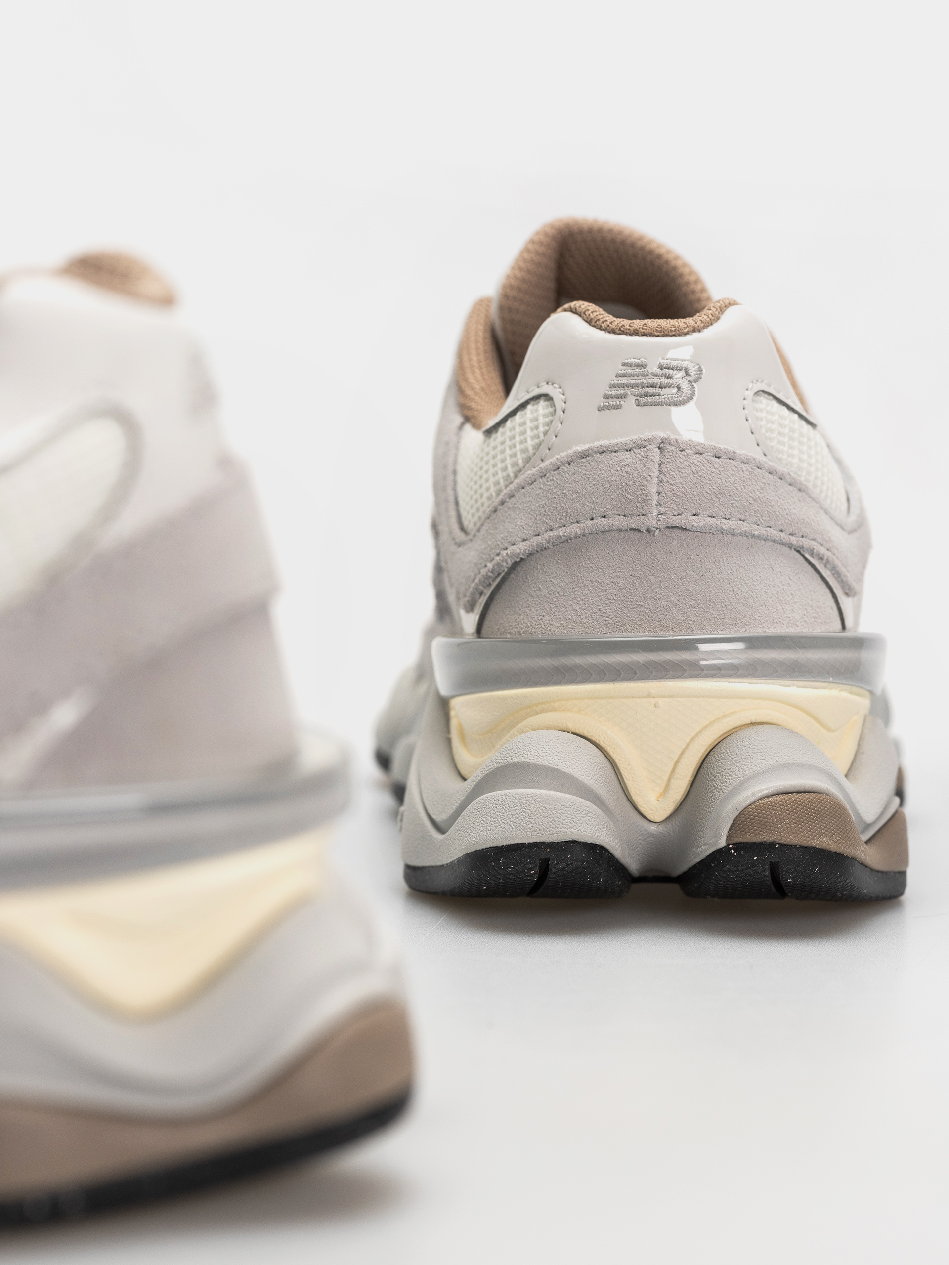 Обувки New Balance 9060 (driftwood/sea salt)