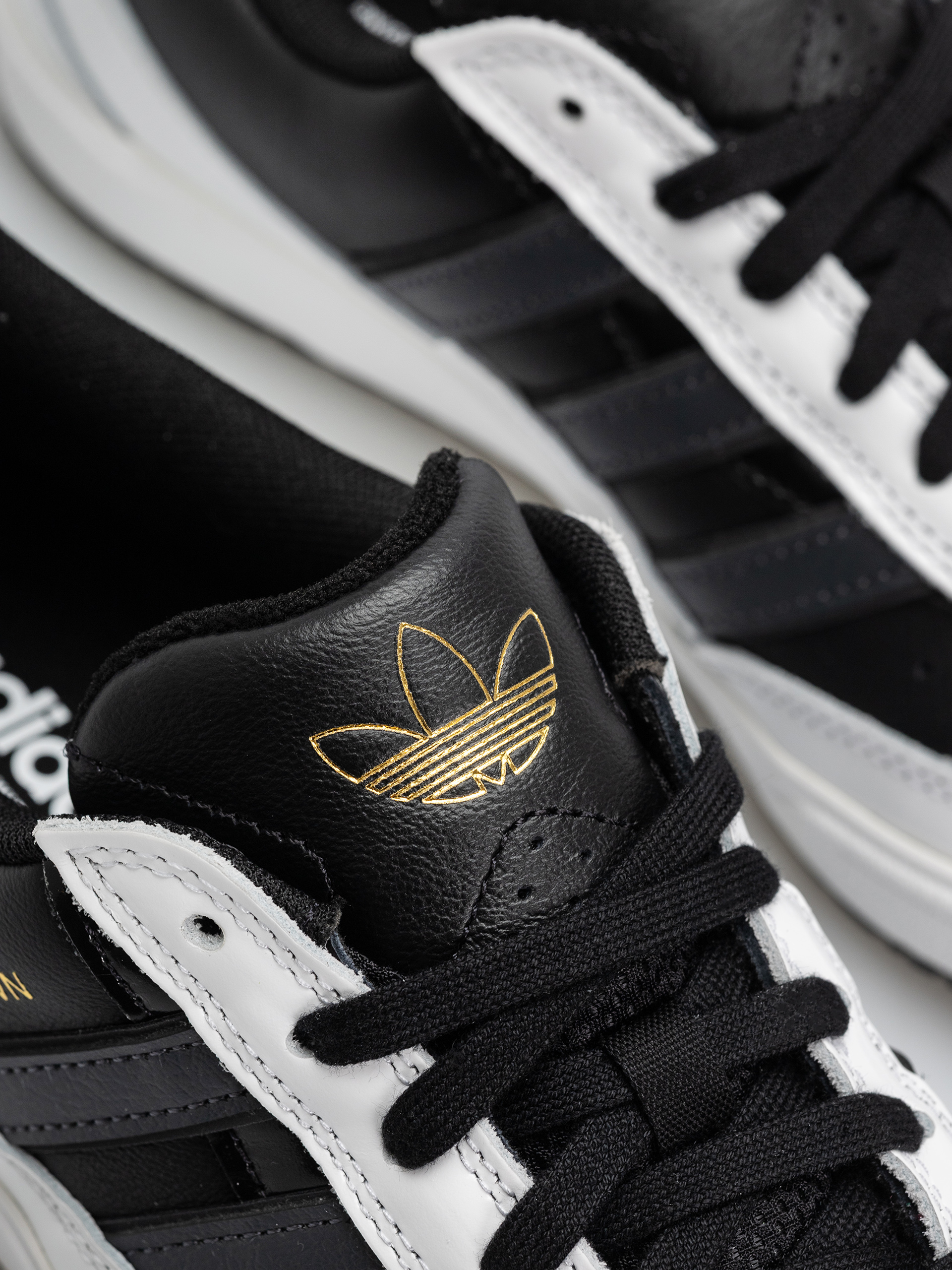 Обувки adidas Tyshawn II (cblack/carbon/ftwwht)