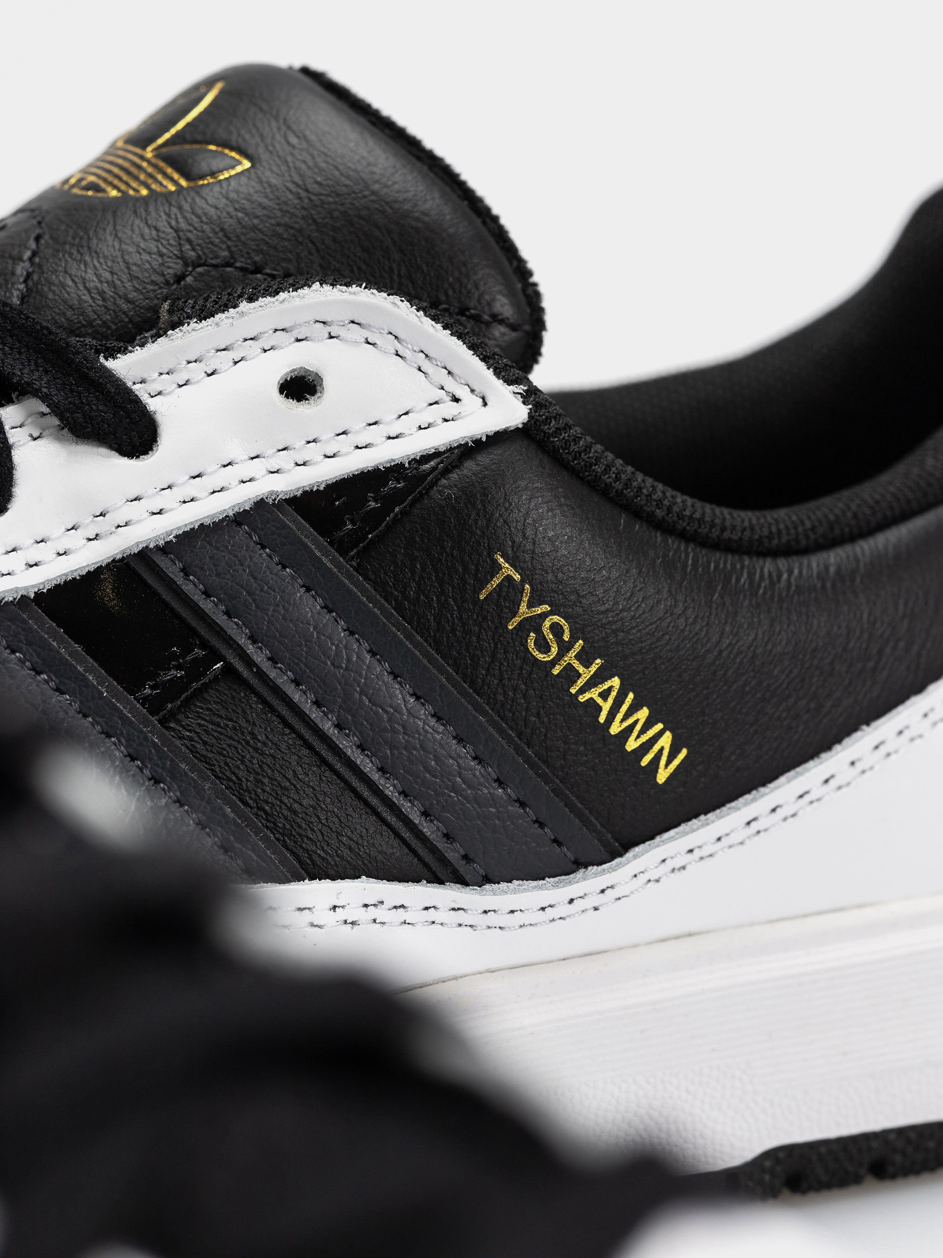 Обувки adidas Tyshawn II (cblack/carbon/ftwwht)