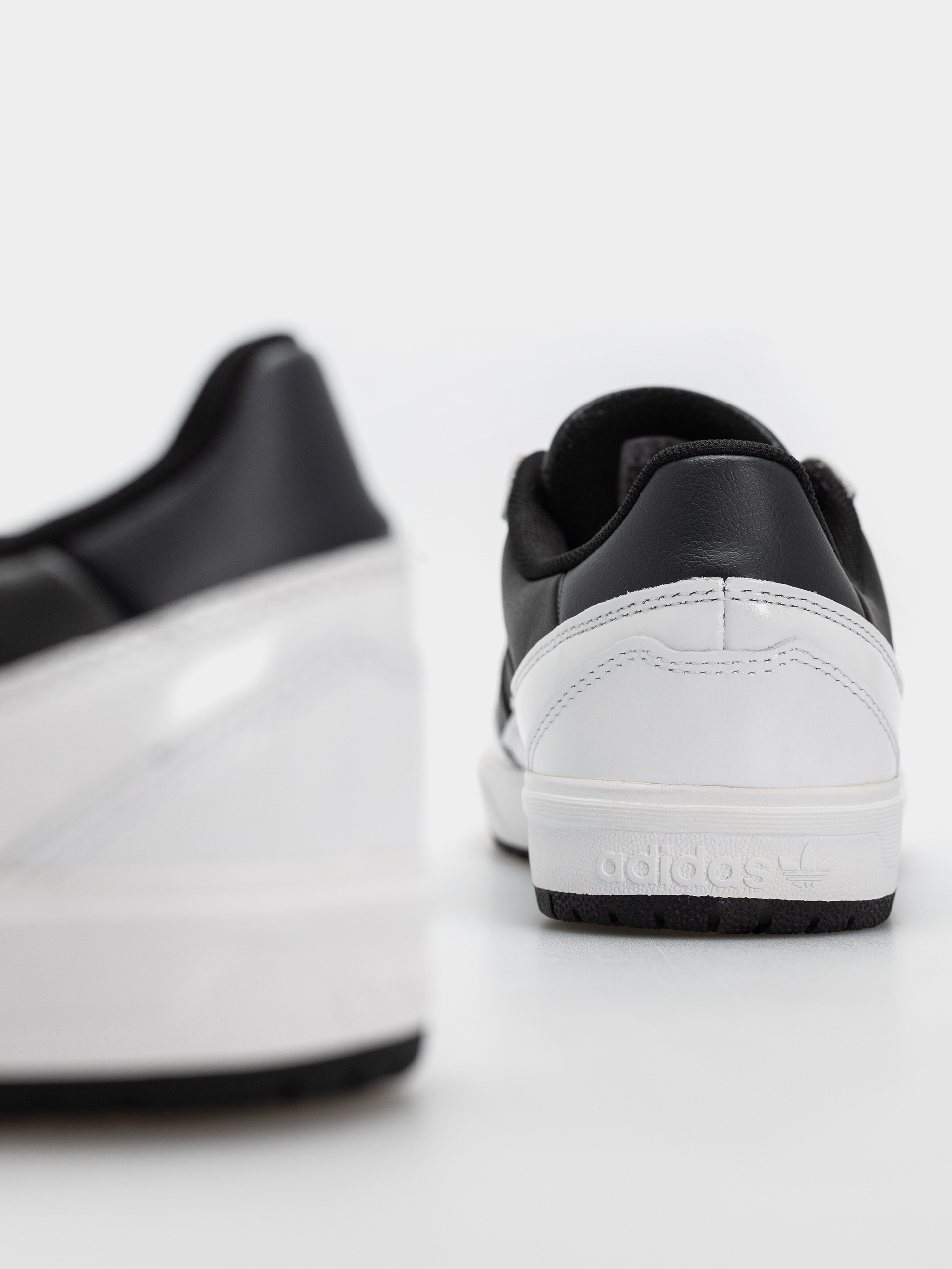 Обувки adidas Tyshawn II (cblack/carbon/ftwwht)