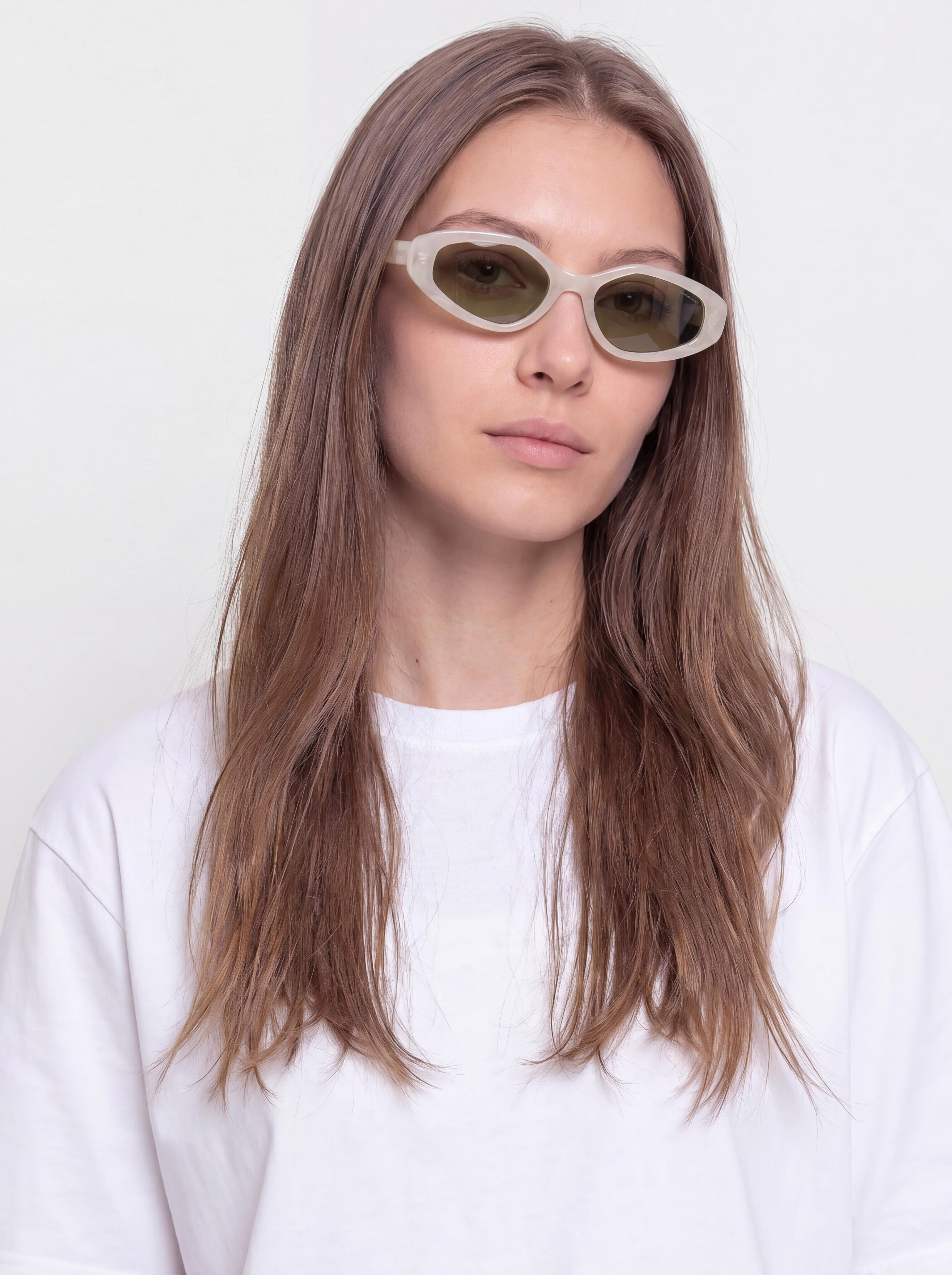 u0421u043bu044au043du0447u0435u0432u0438 u043eu0447u0438u043bu0430 Komono Margot (alabaster green)