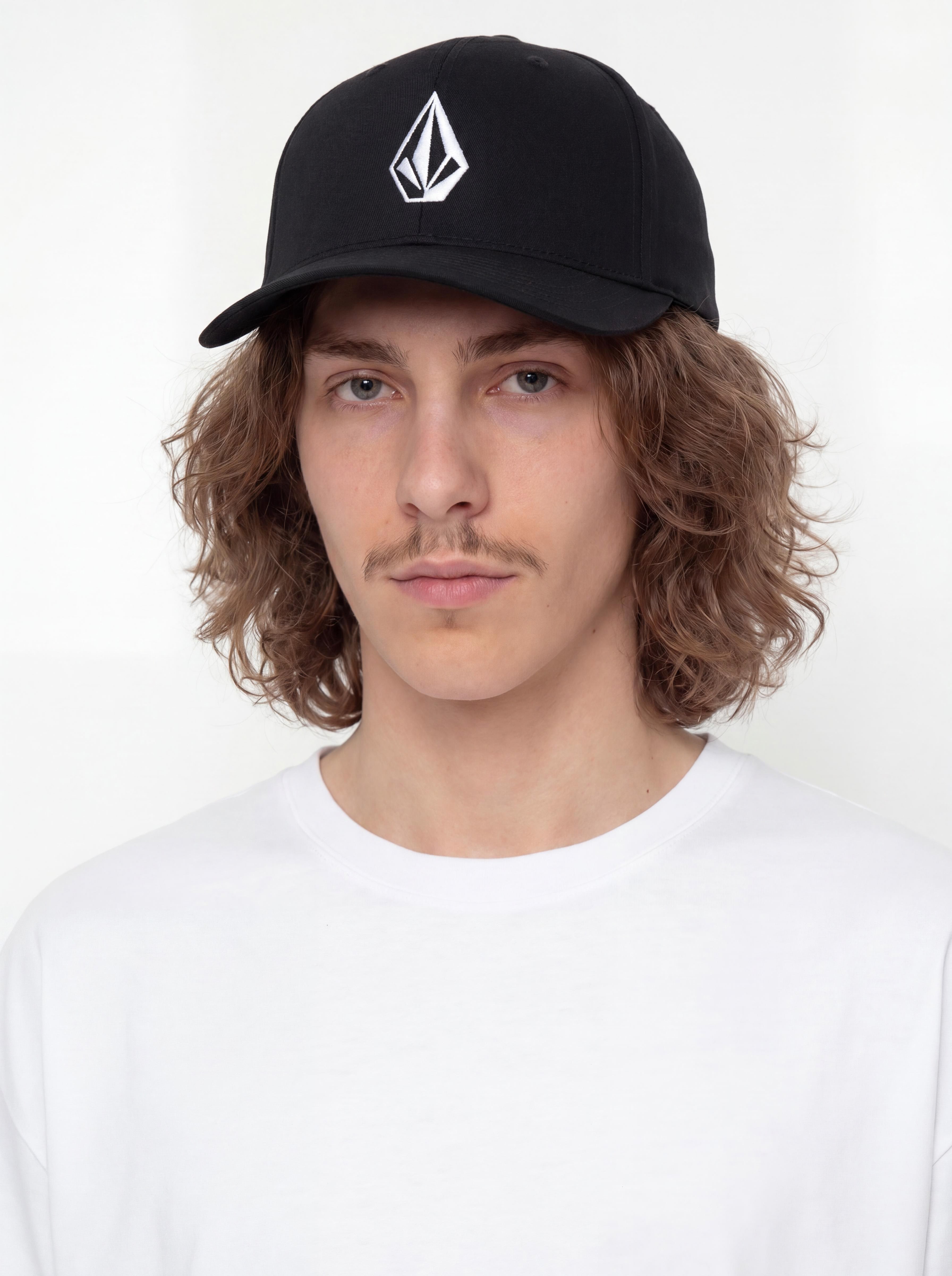 u0428u0430u043fu043au0430 u0441 u043au043eu0437u0438u0440u043au0430 Volcom Full Stone Flexfit (black)