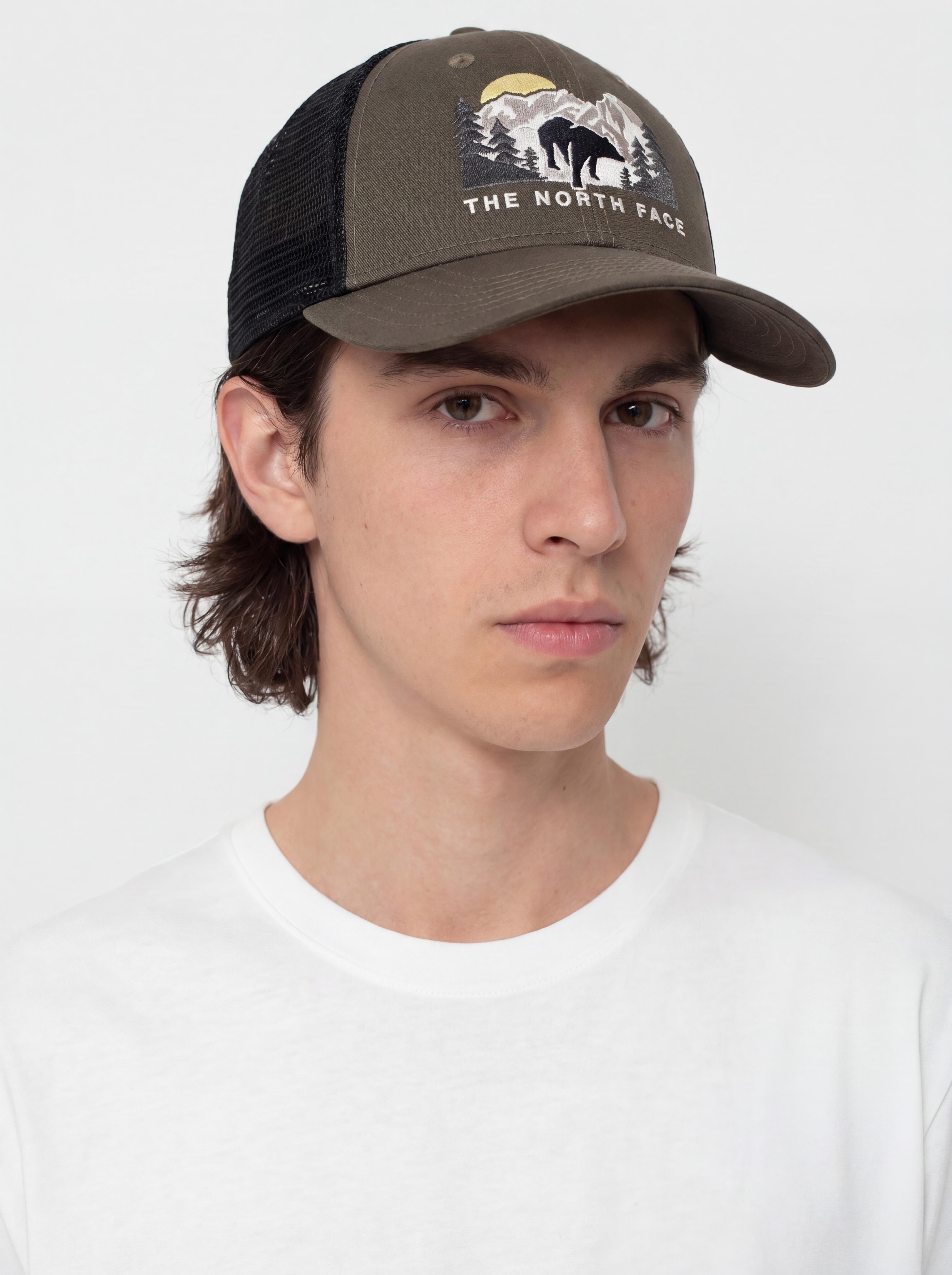 u0428u0430u043fu043au0430 u0441 u043au043eu0437u0438u0440u043au0430 The North Face Embroidered Mudder Trucker (new taupe green/bear green)