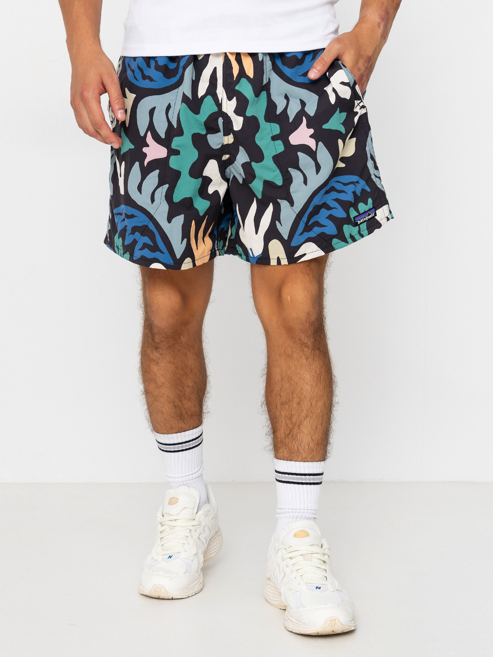u041au044au0441u0438 u043fu0430u043du0442u0430u043bu043eu043du0438 Patagonia Baggies 5in (kaleido/black)
