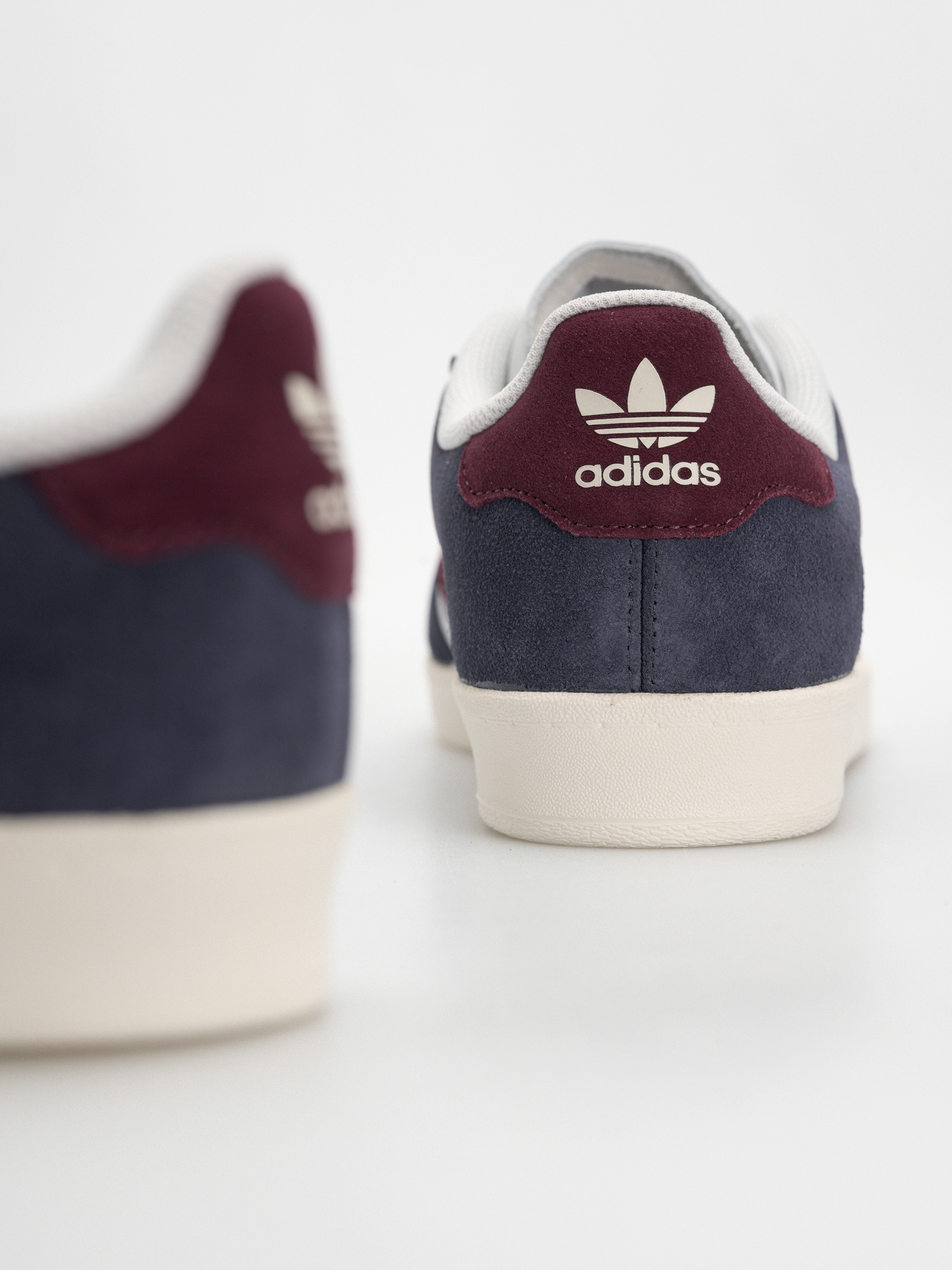 Обувки adidas Superskate Low (shanav/maroon/crywht)